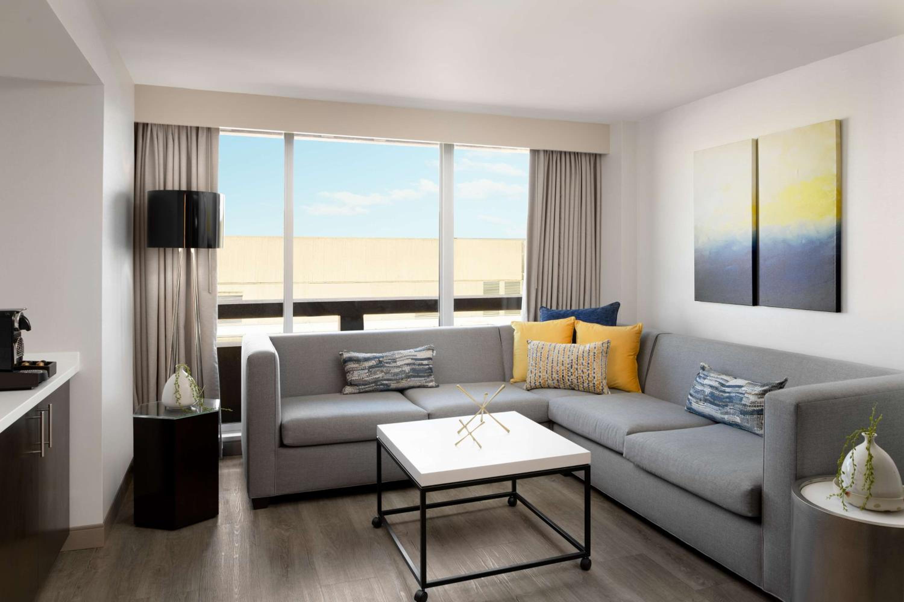 Two-Bedroom King Corner Suite with View thumbnail 5