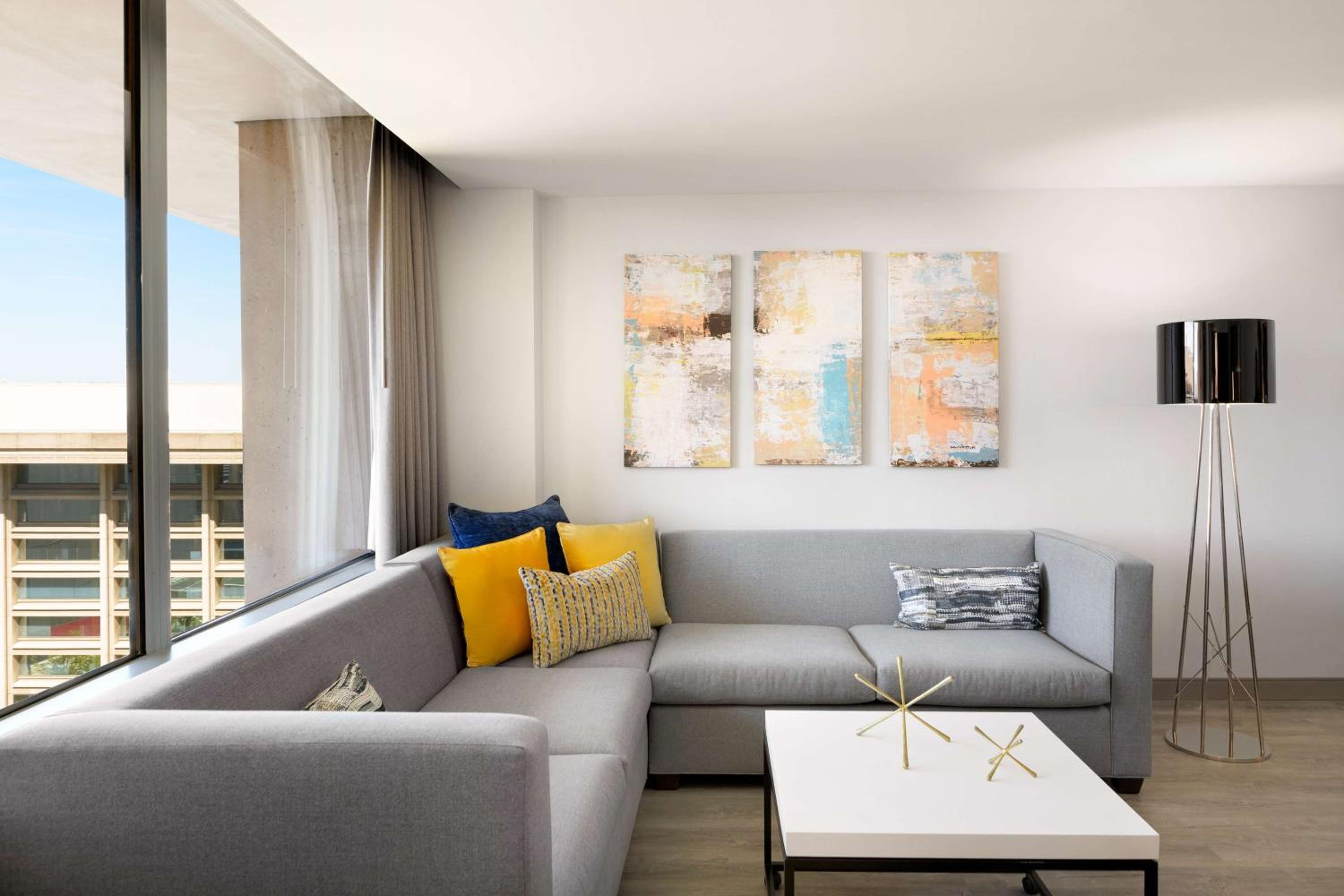 One-Bedroom King Corner Suite with City View thumbnail 5