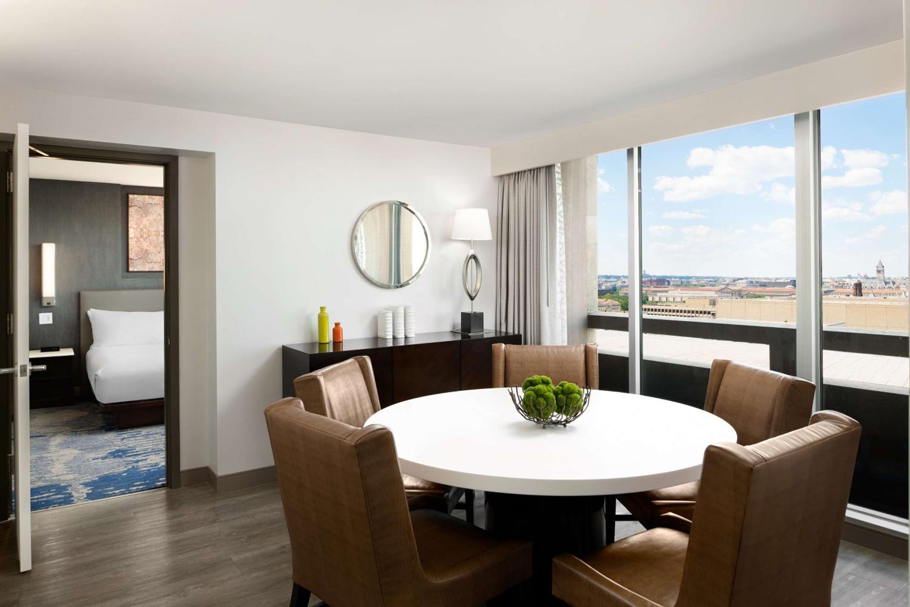 Premium Corner King Suite with City View