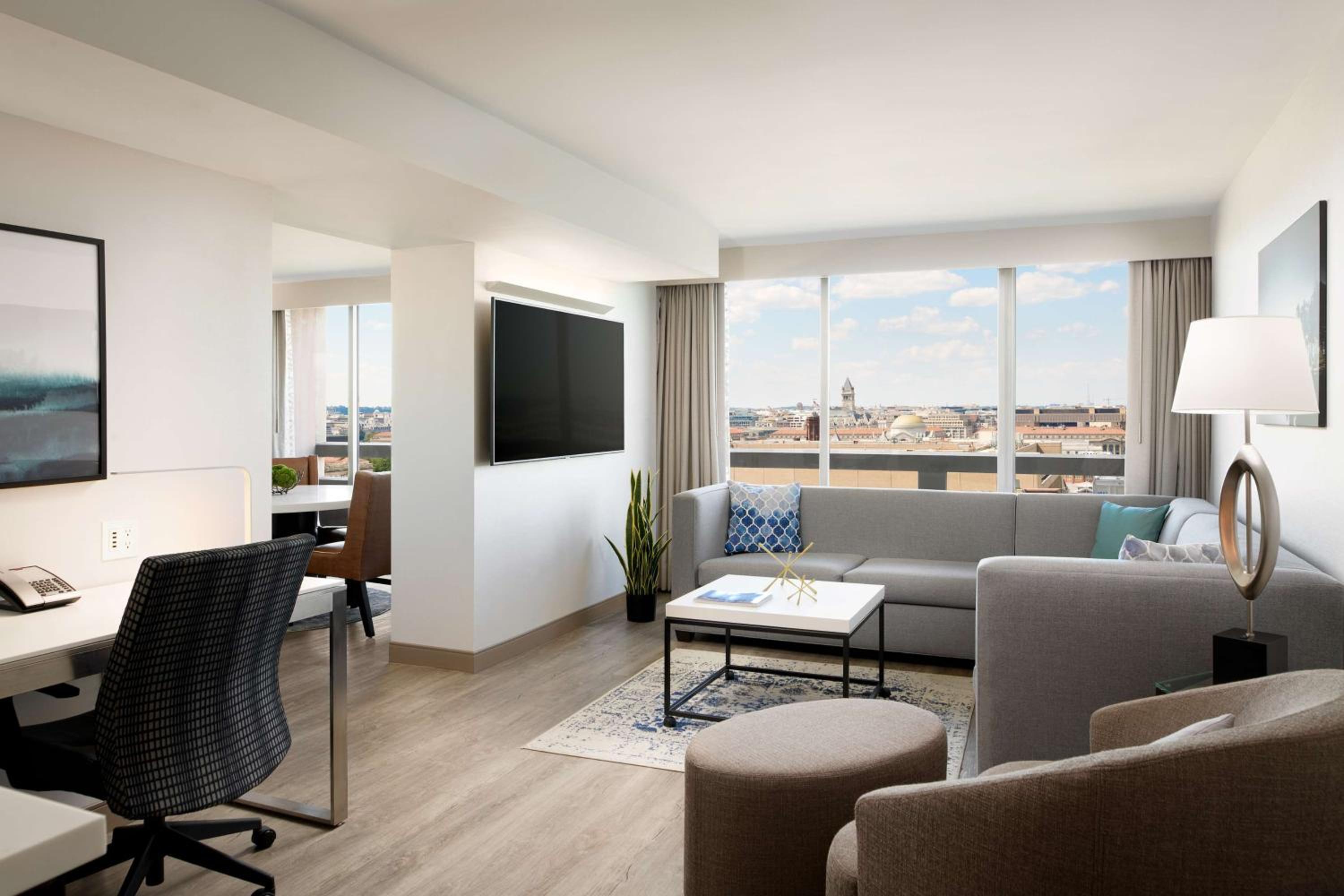 Premium Corner King Suite with City View