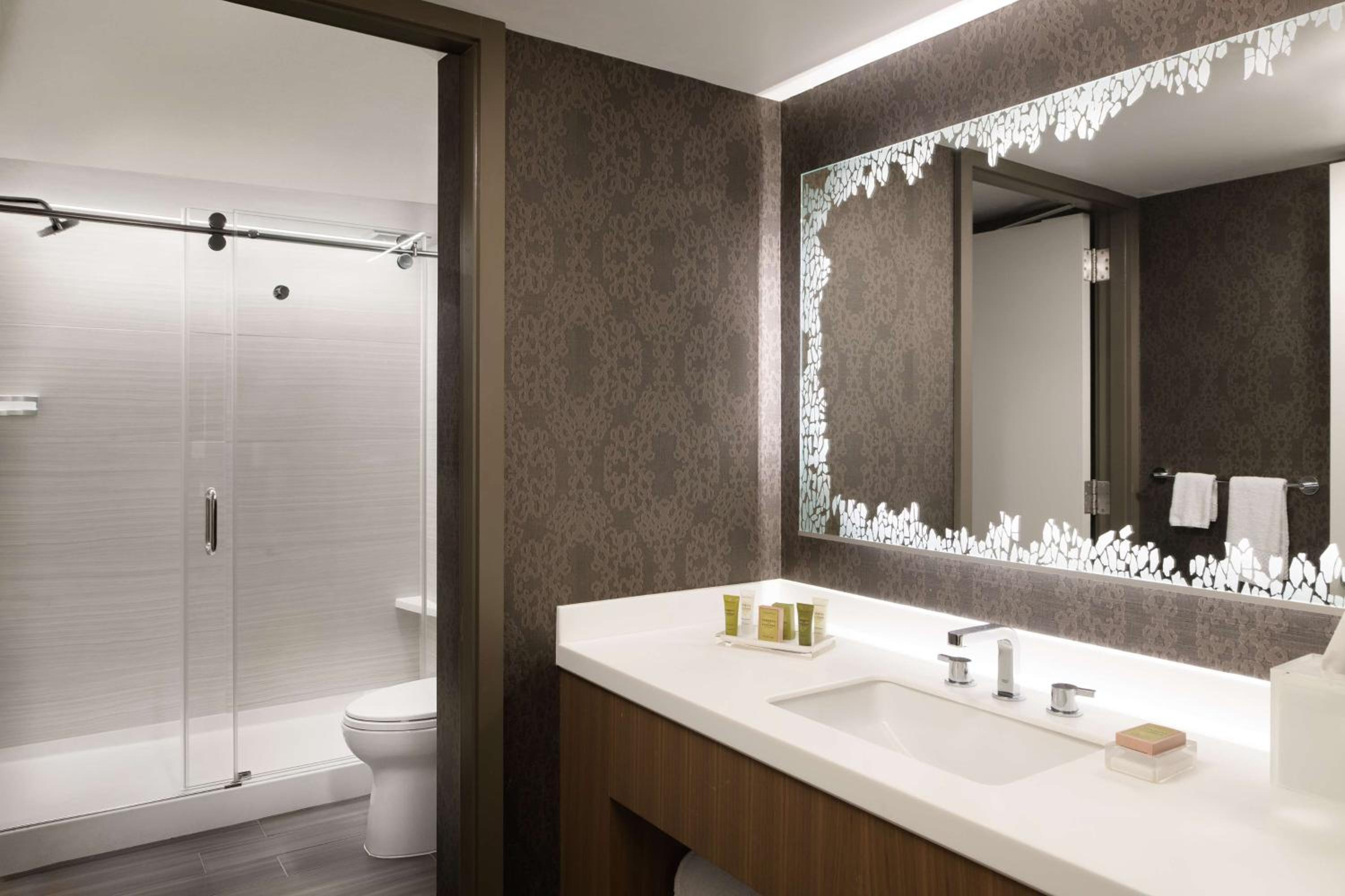 Premium Corner King Suite with City View