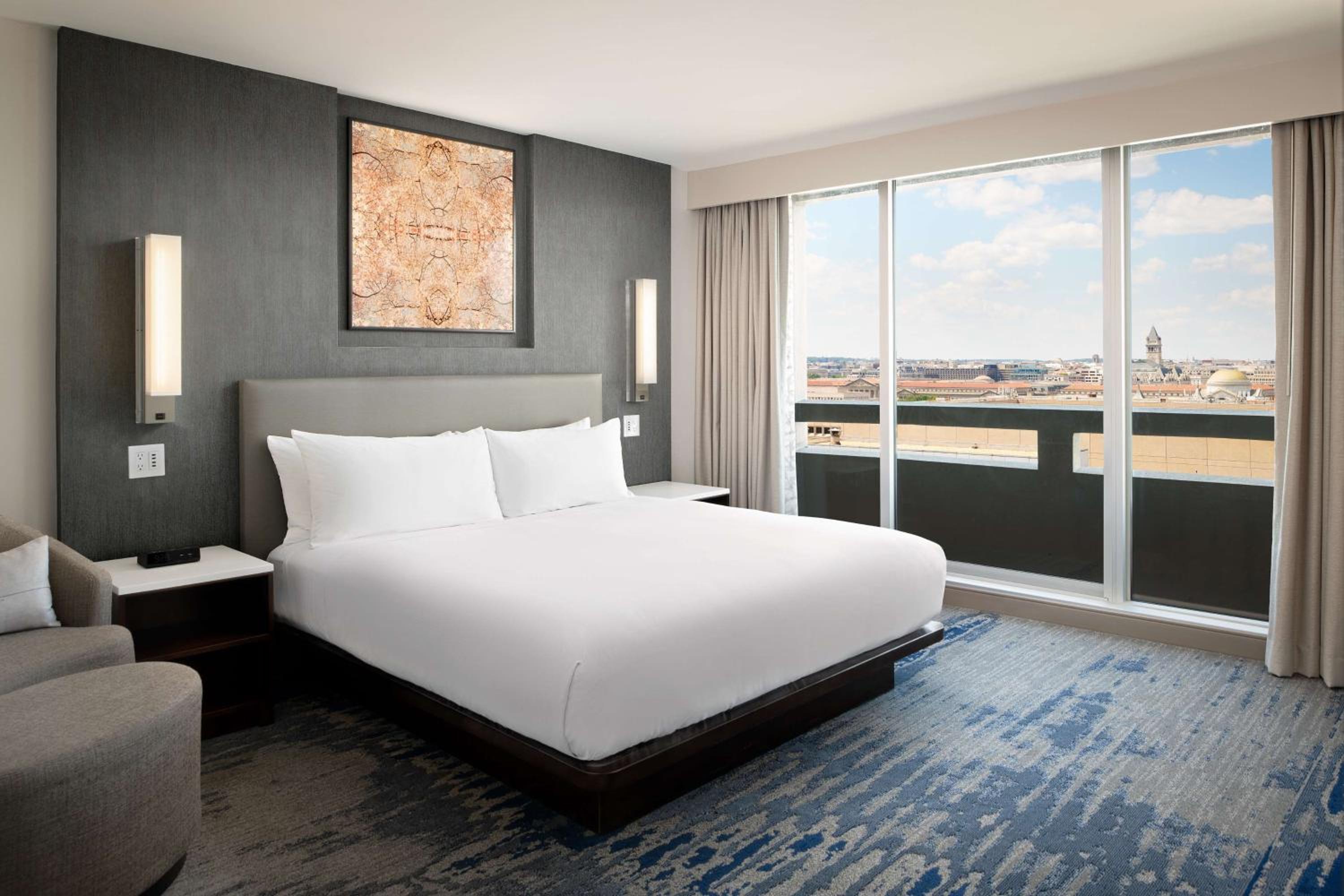 One-Bedroom Corner King Suite with City View - Photo 4