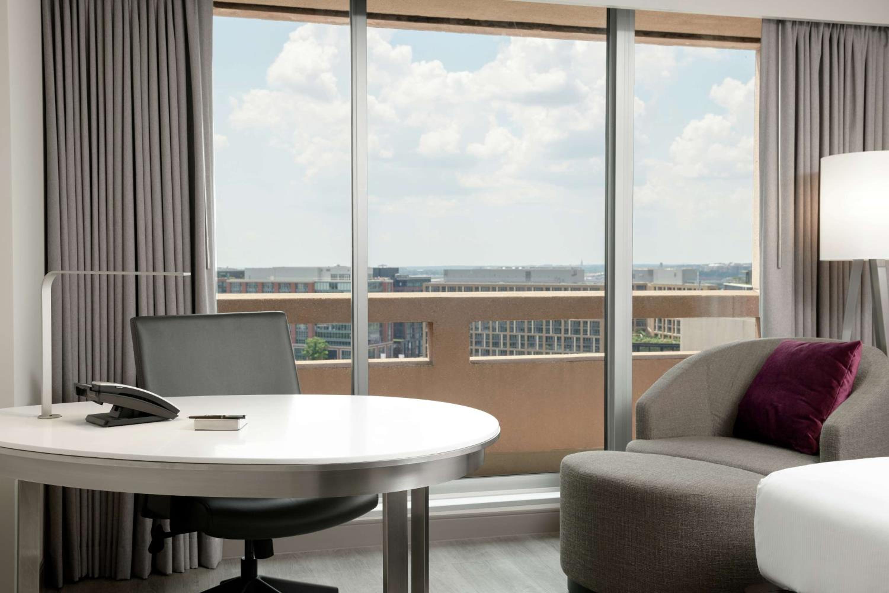 Deluxe King Room with Two King Beds and City View - Photo 5