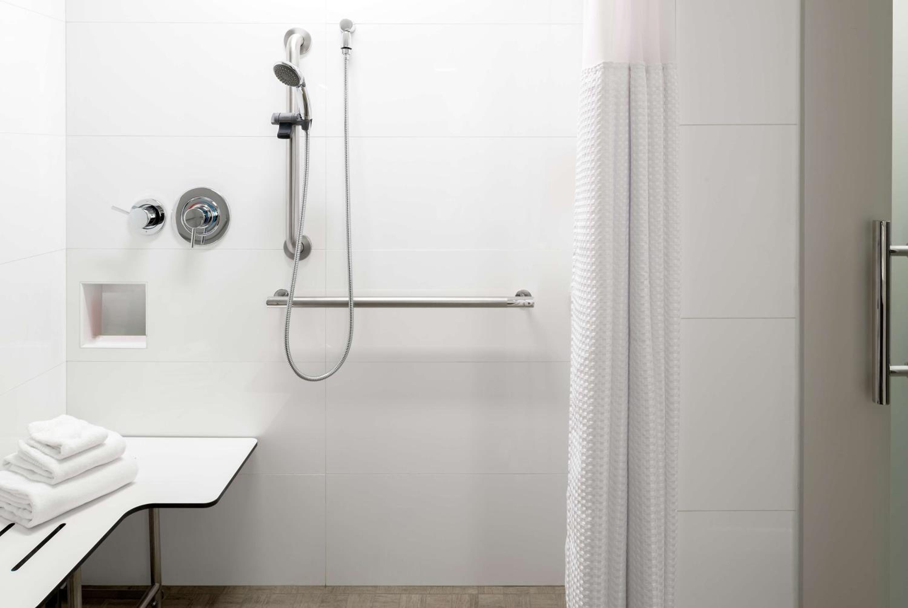 Deluxe King Room - Mobility and Hearing Access - Photo 2