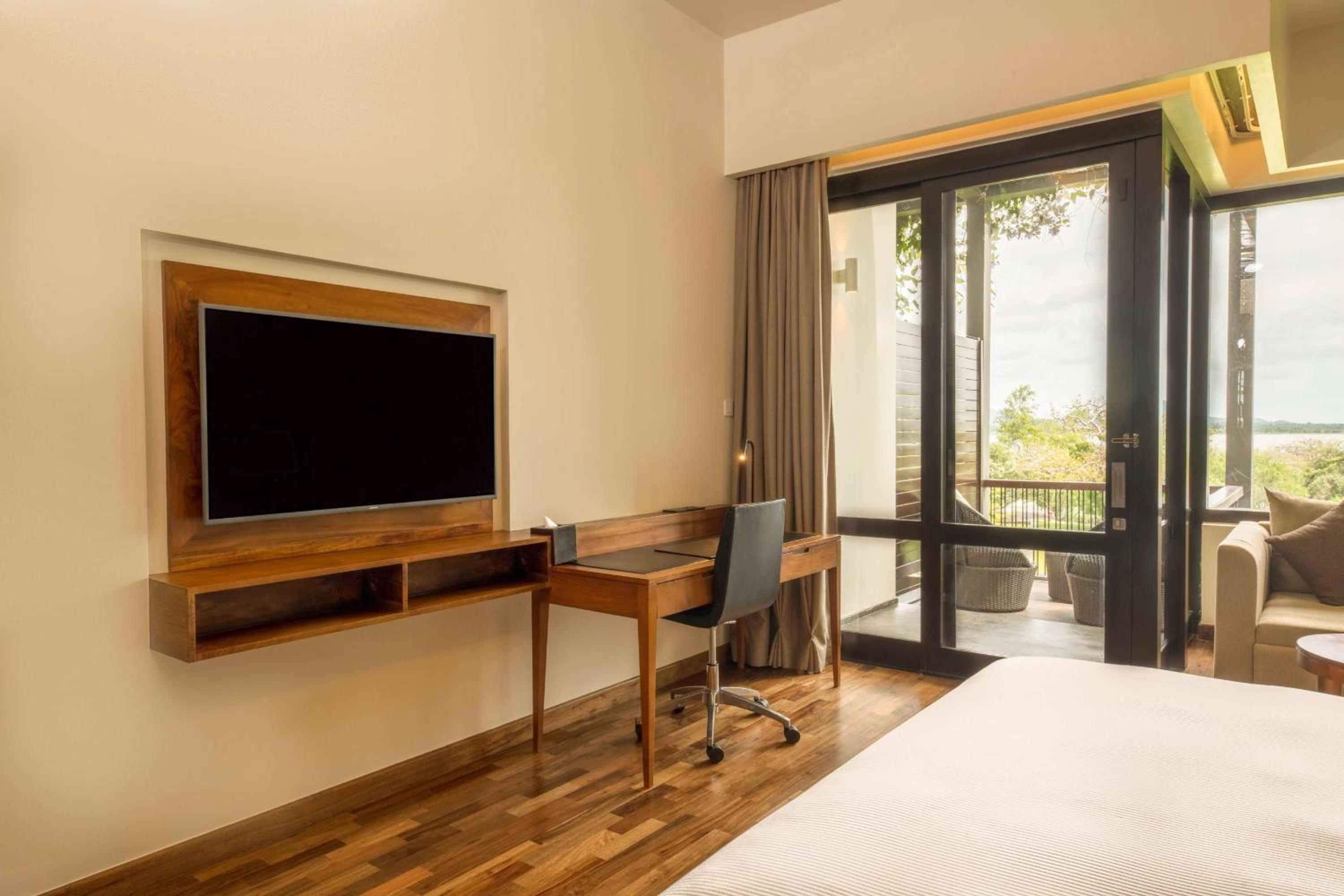 Deluxe King Room with Balcony photo 1