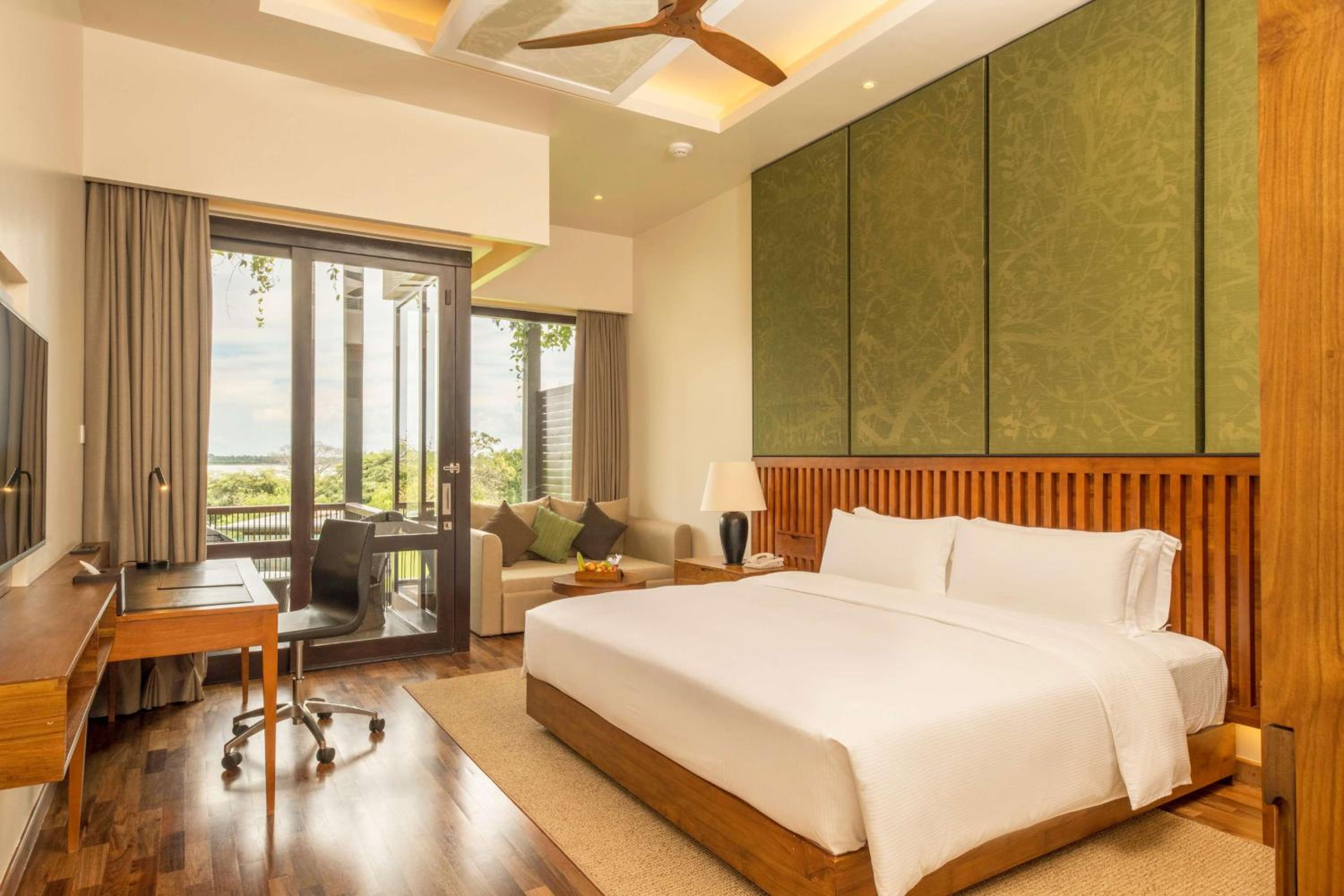 Deluxe King Room with Balcony photo 2