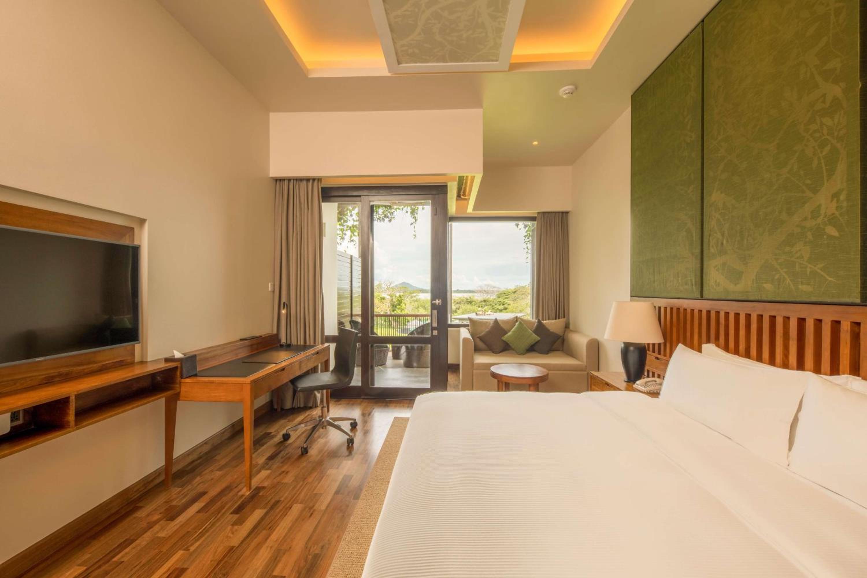 Deluxe King Room with Balcony photo 3