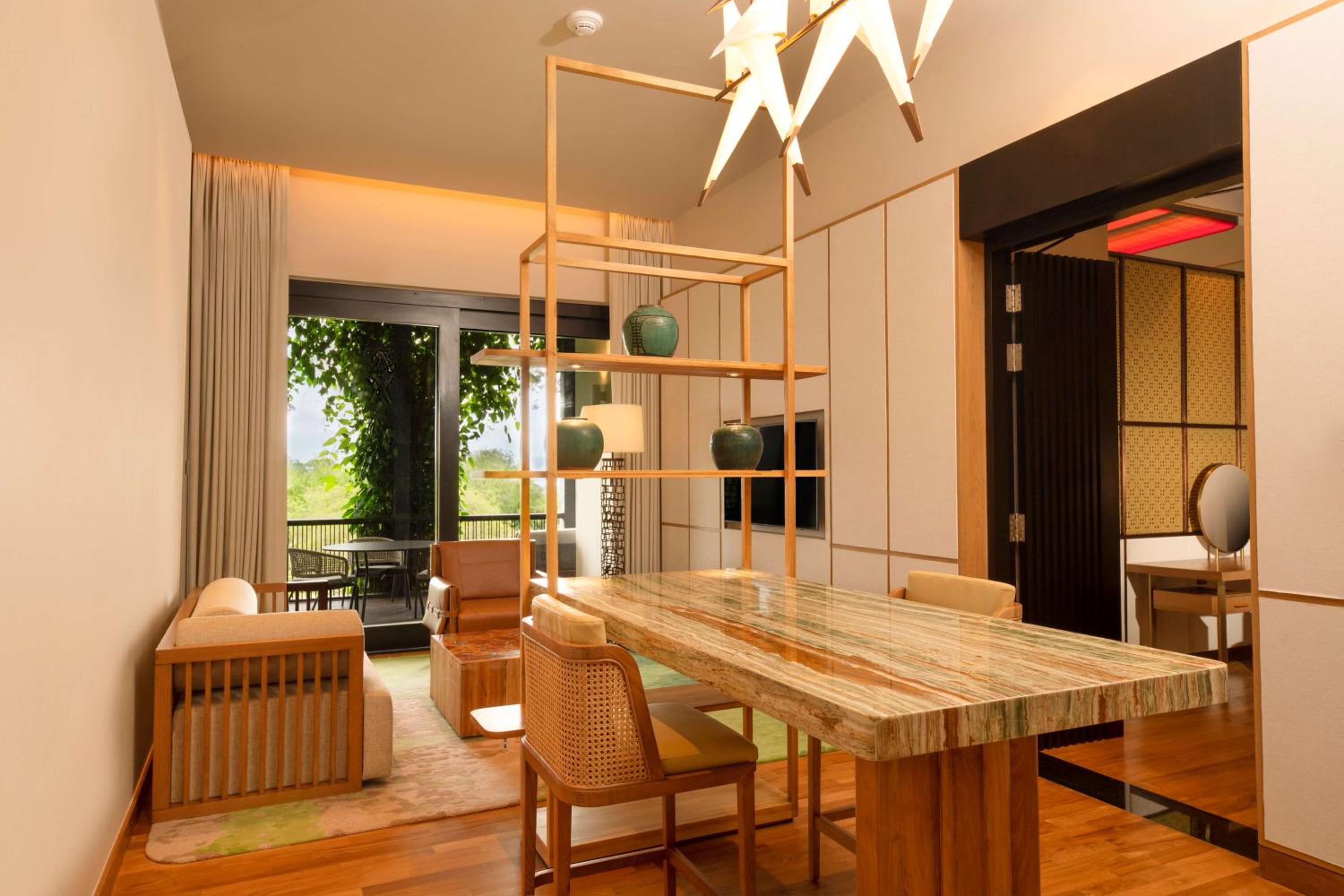 One-Bedroom King Suite with Balcony photo 3
