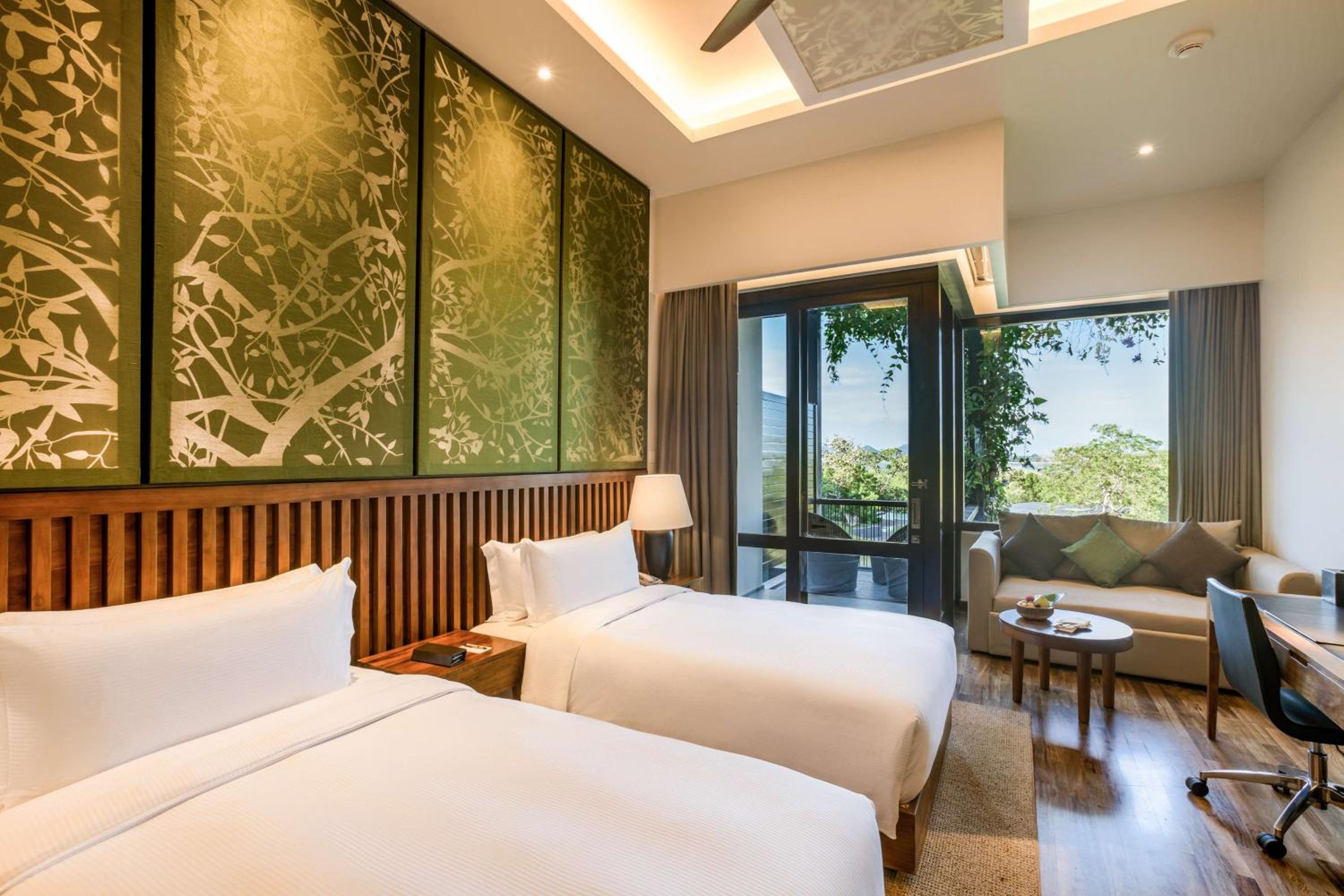Deluxe Twin Room with Balcony photo 2