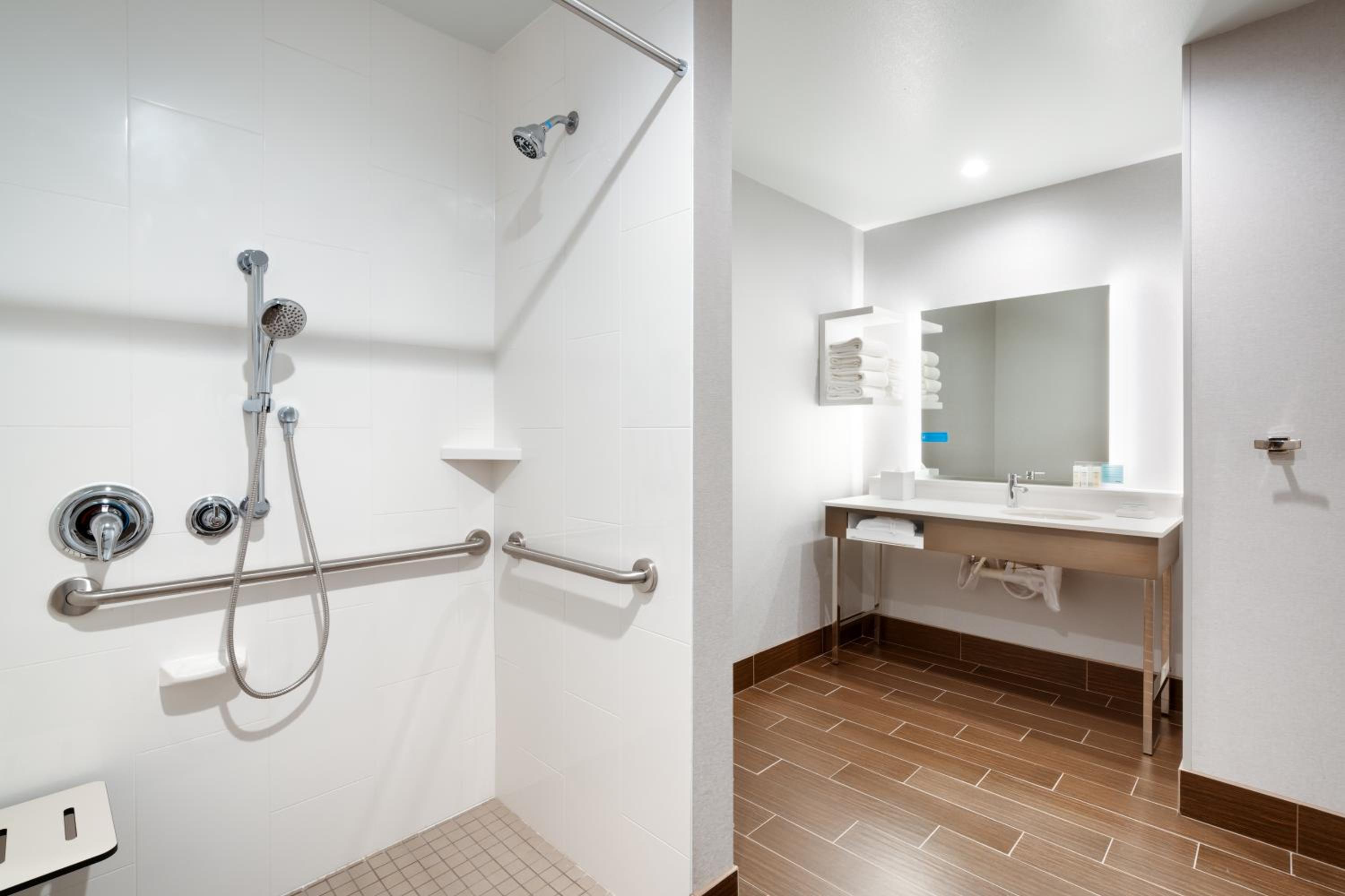 One-Bedroom King Suite with Bunk Bed, Bathtub and Sofa Bed - Communication Assistance - Photo 6