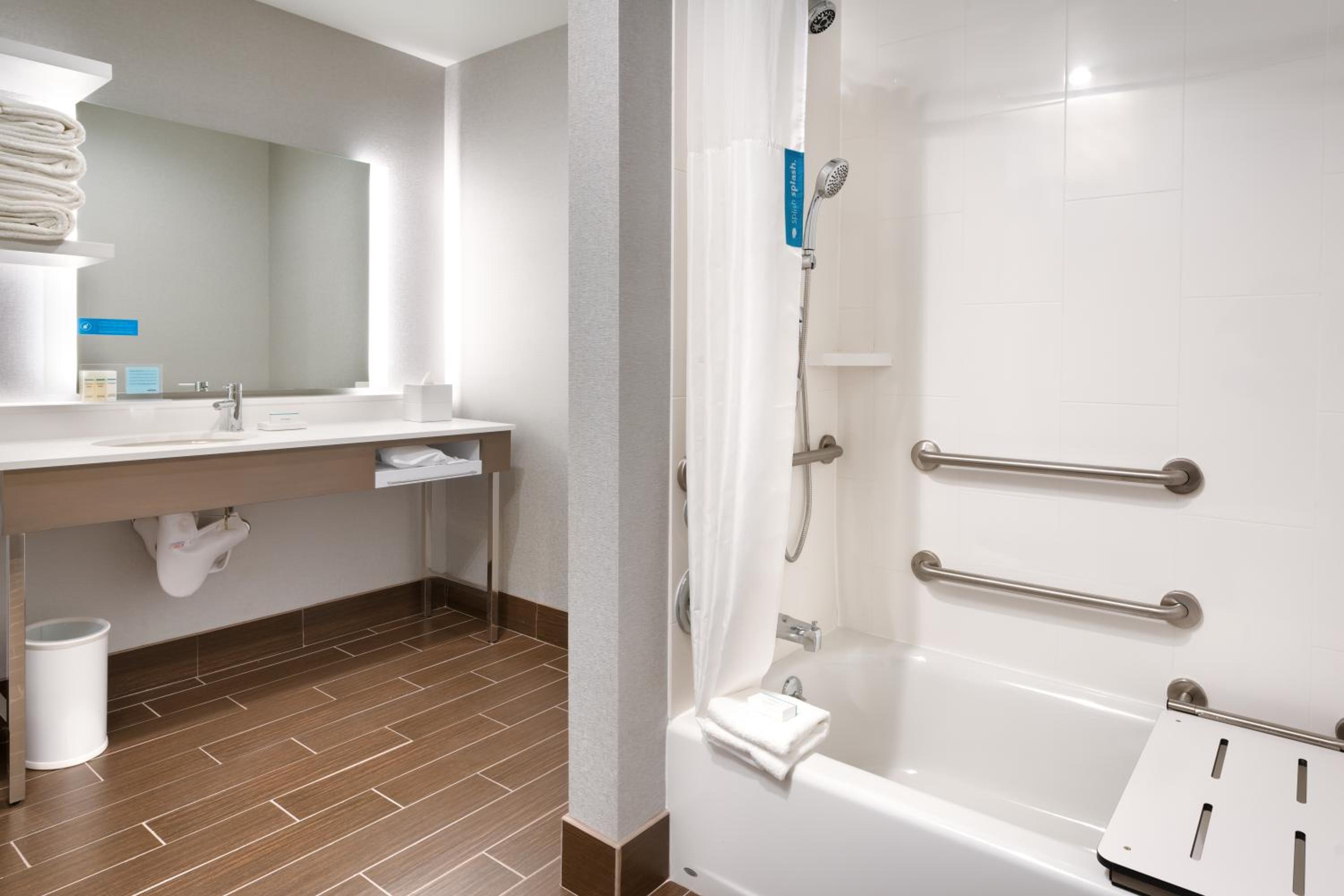 Queen Room with Two Queen Beds and Bathtub - Mobility Access  - Photo 8