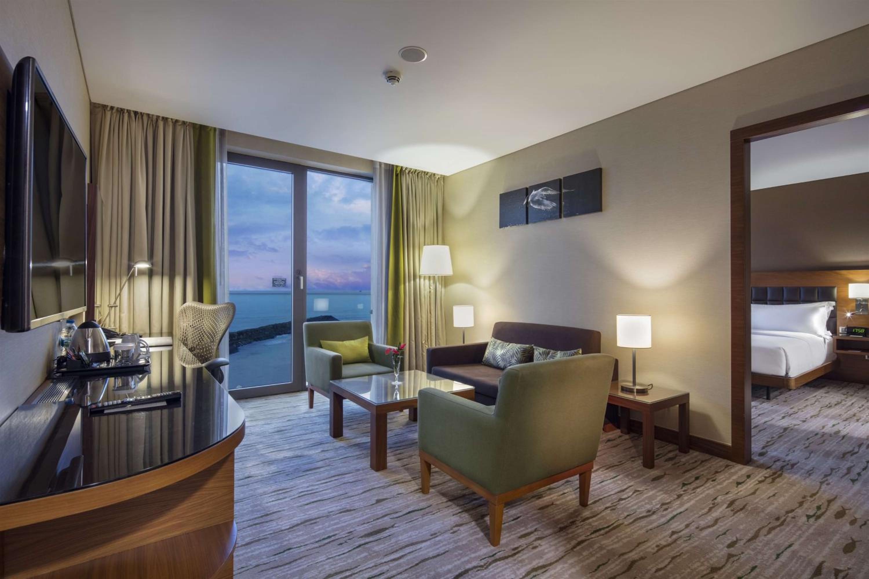 One-Bedroom King Suite with Sea View thumbnail 6