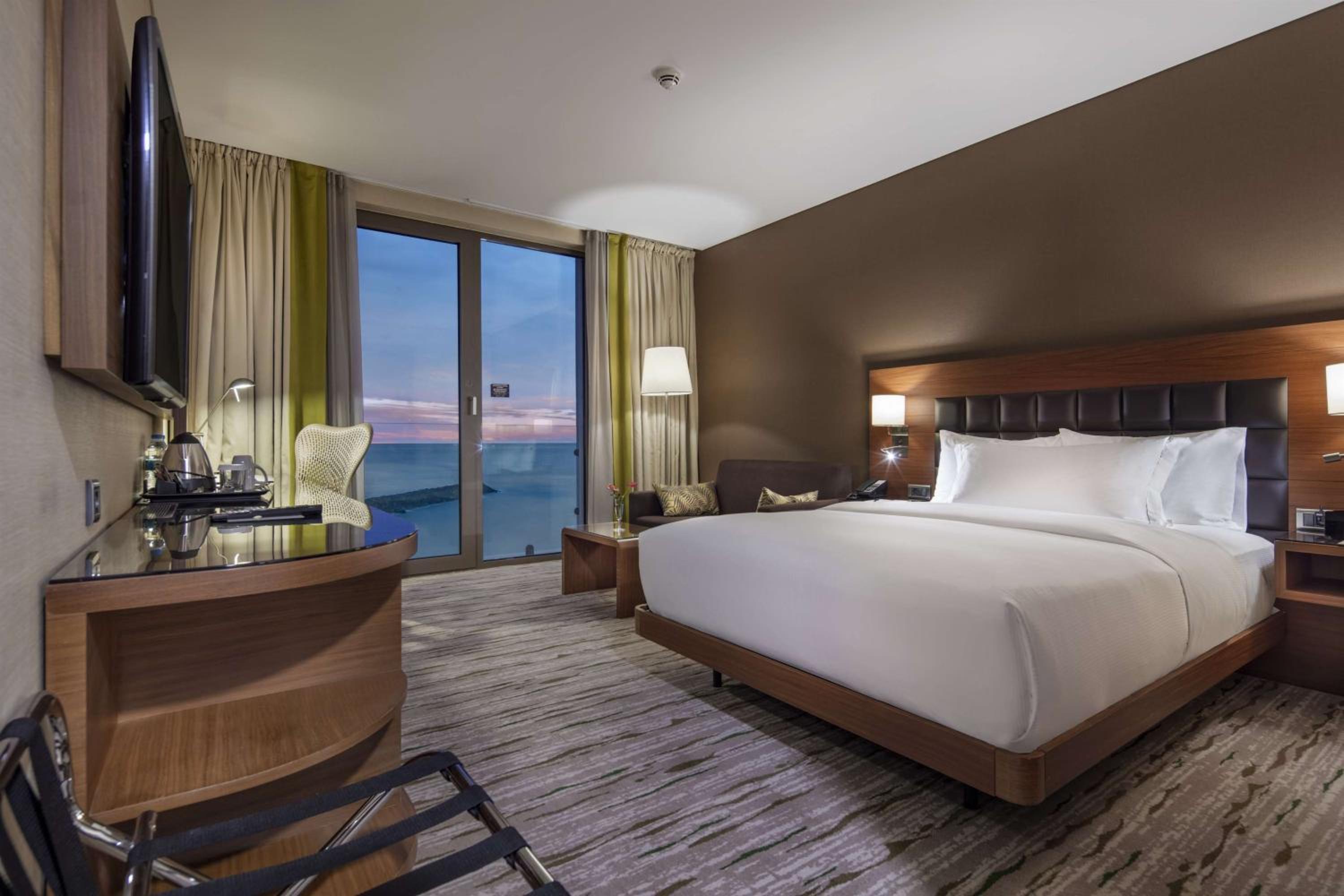 Deluxe King Room with View thumbnail 5