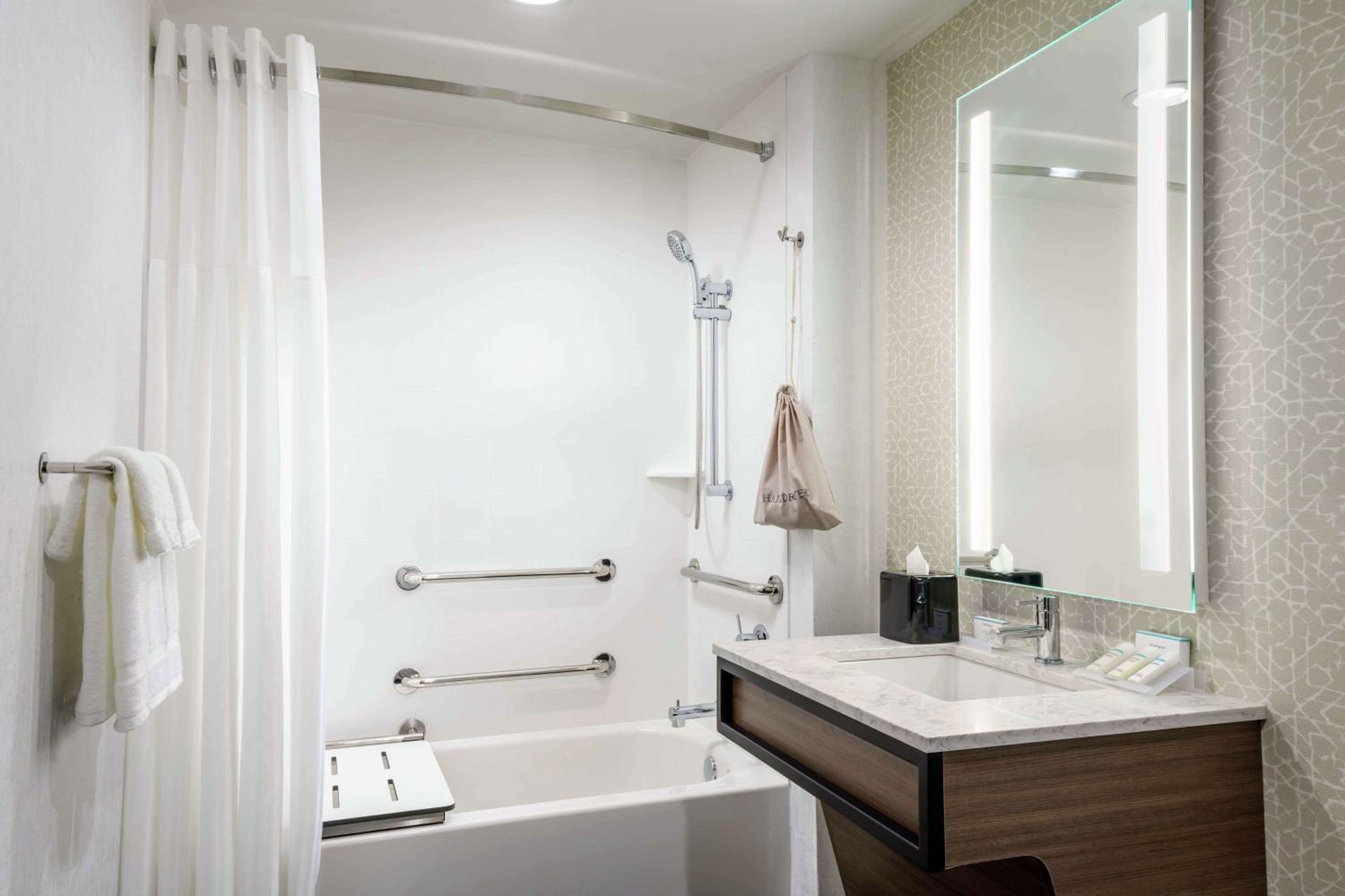 King Room with Accessible Tub - Mobility Access - Photo 4