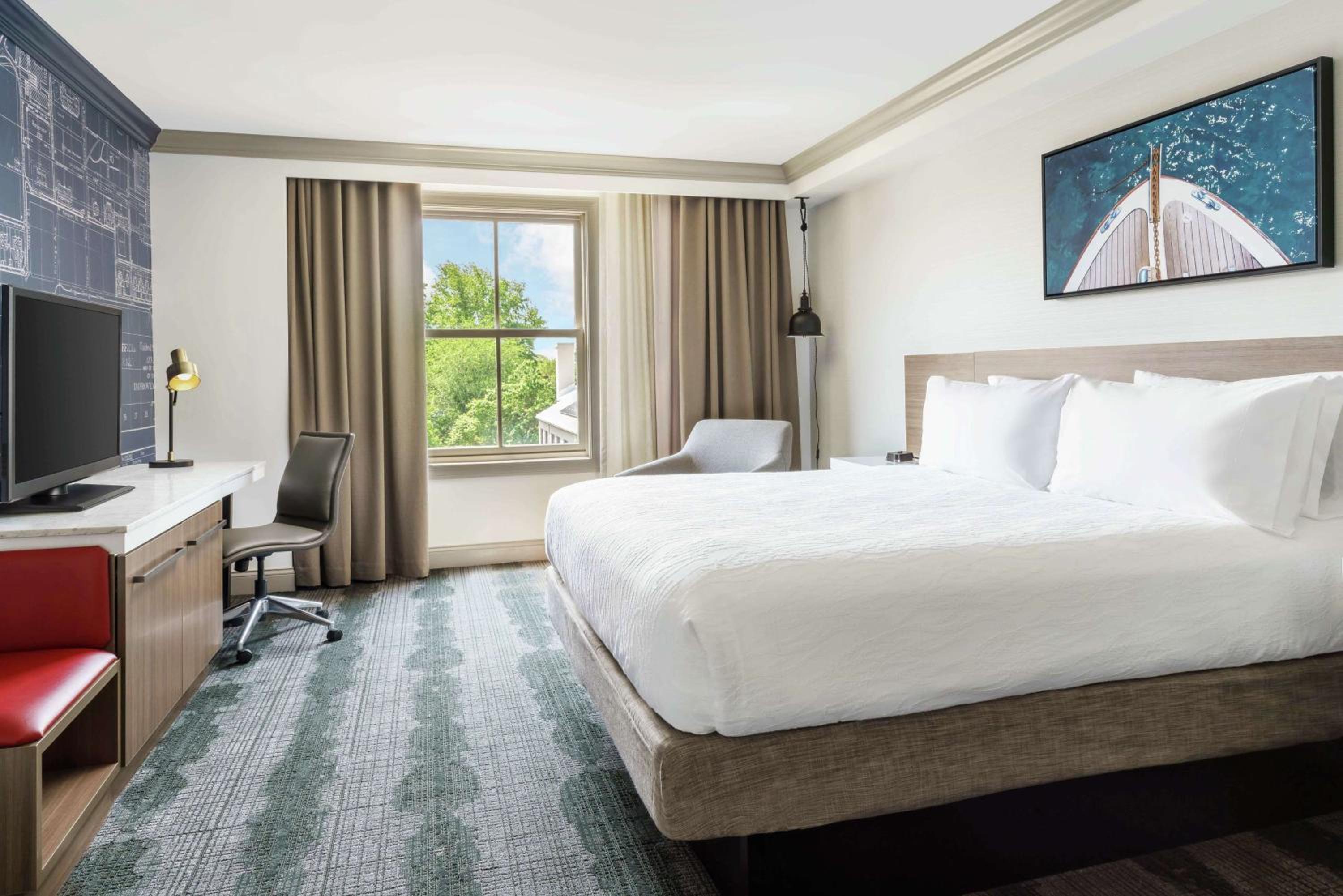 Deluxe King Room with View - Photo 2