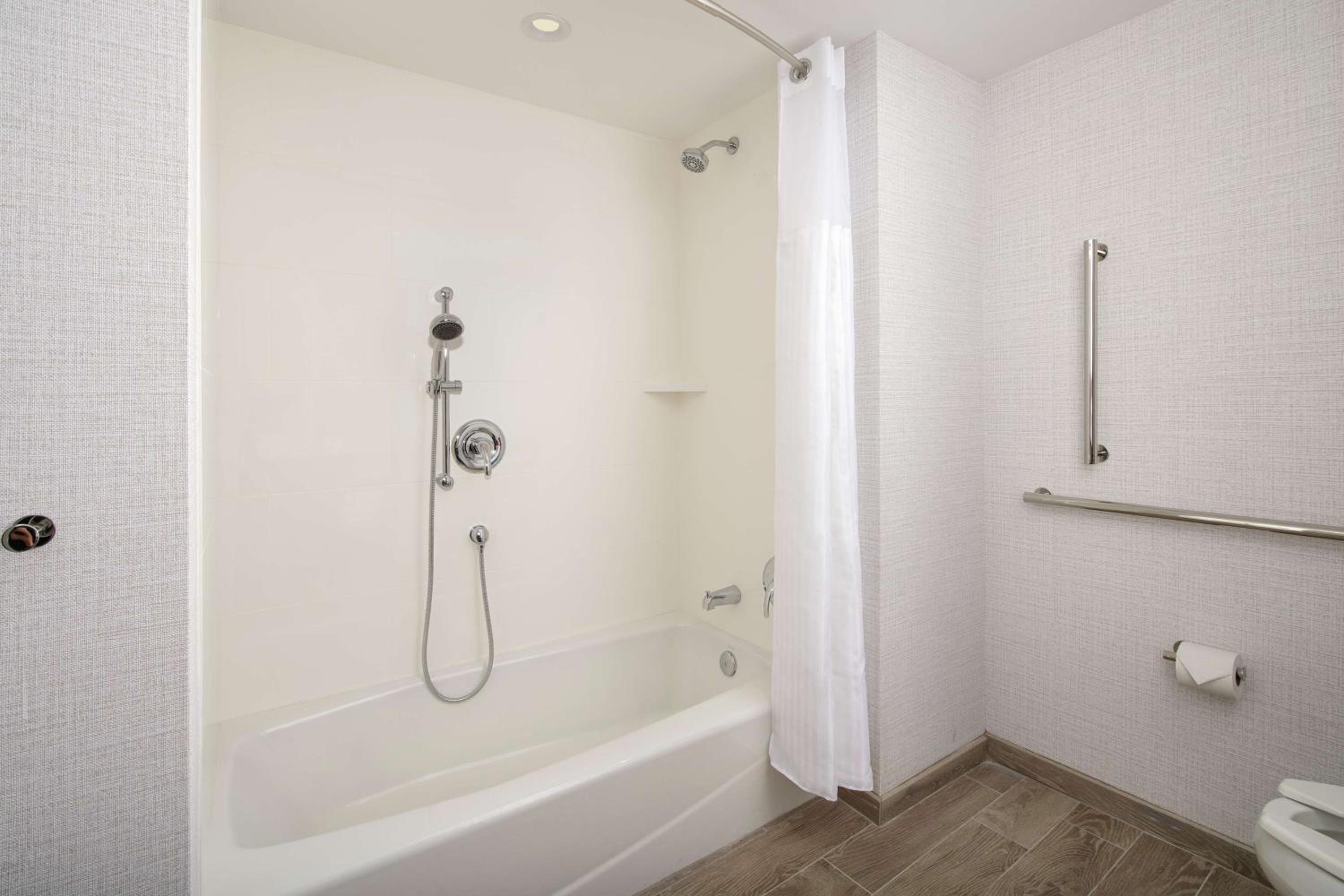 Queen Room with Two Queen Beds - Mobility and Hearing Access photo 3