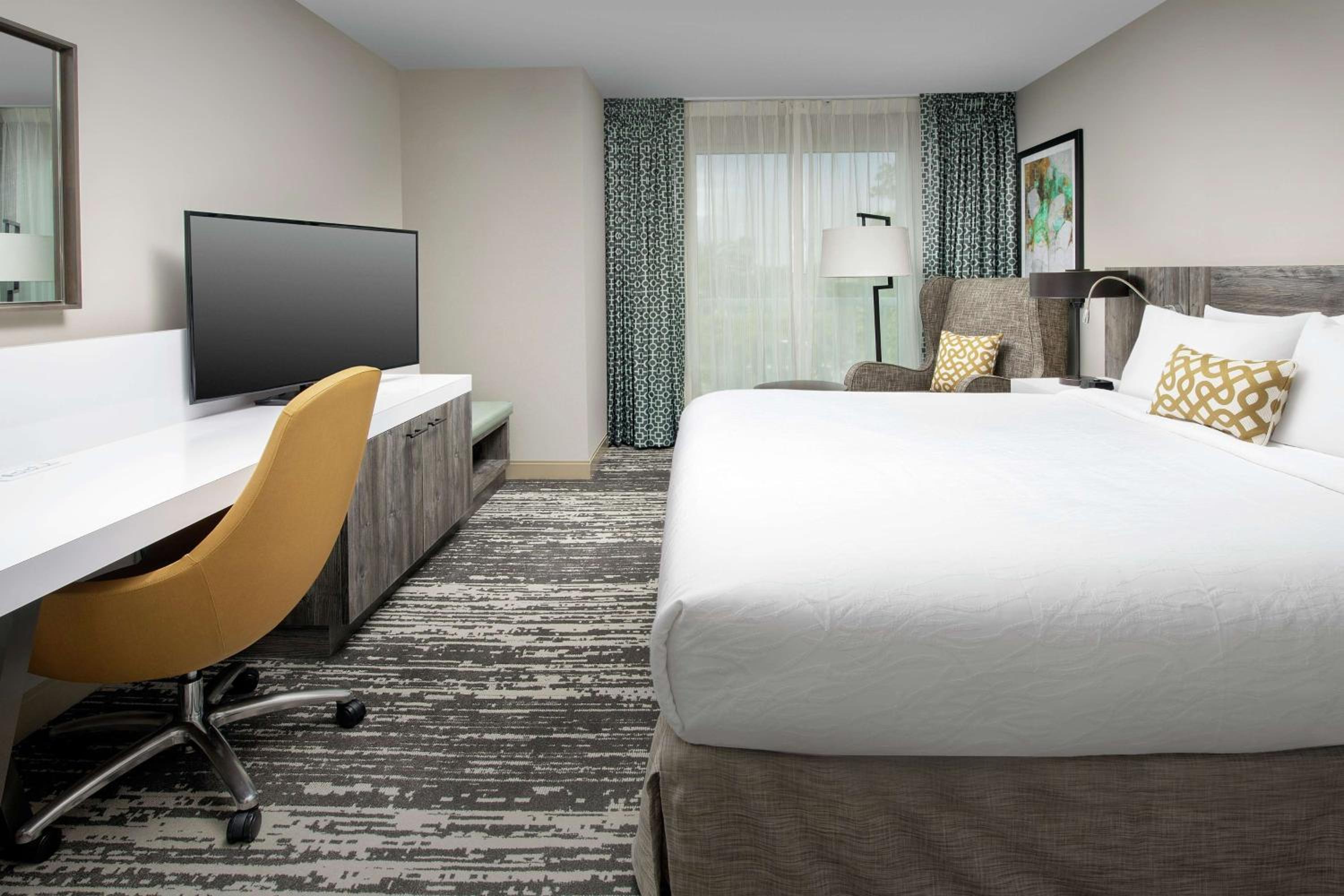 King Room with Pool View - Hearing Access photo 2
