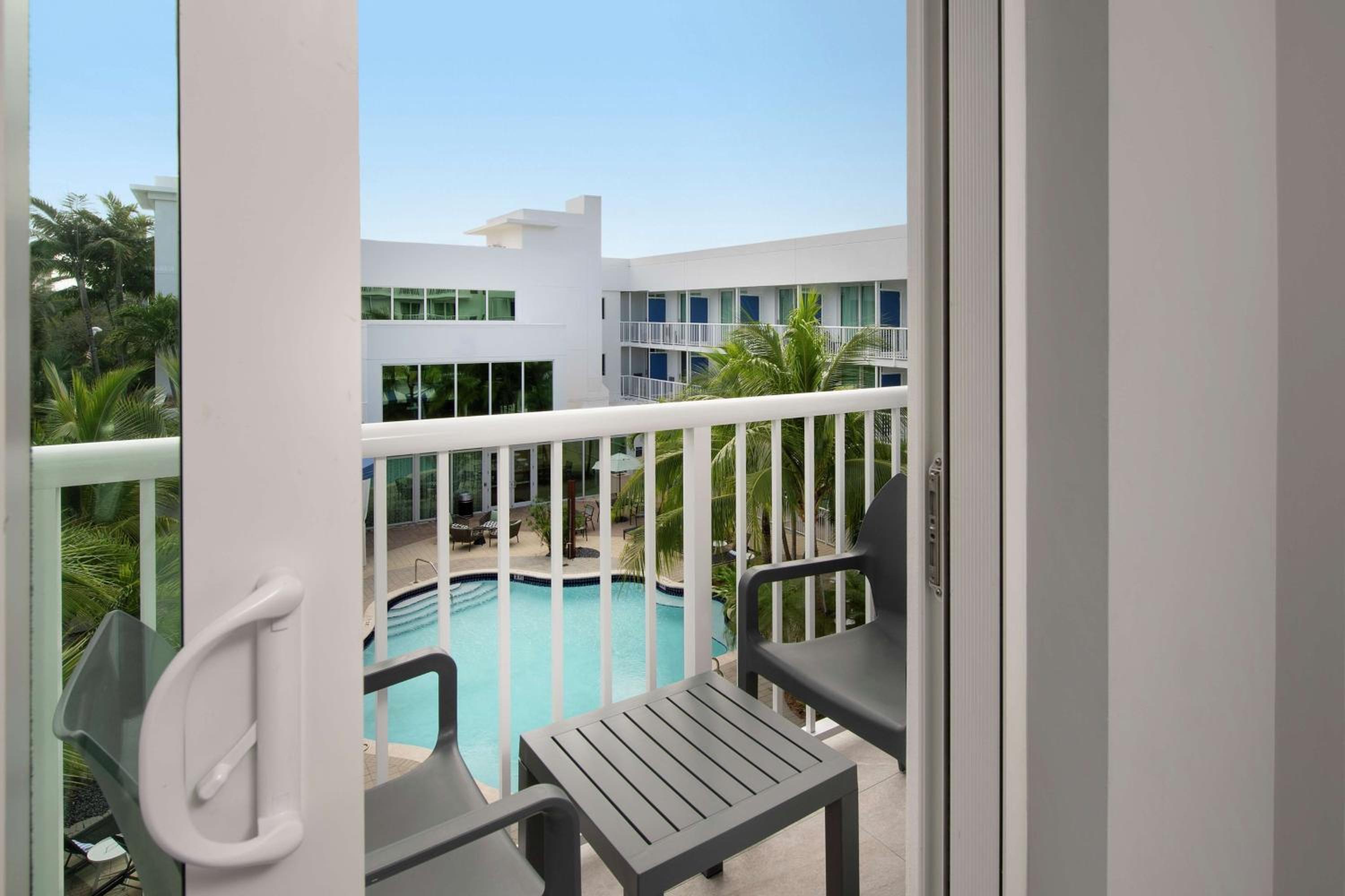 Queen Room with Two Queen Beds with Pool View photo 3