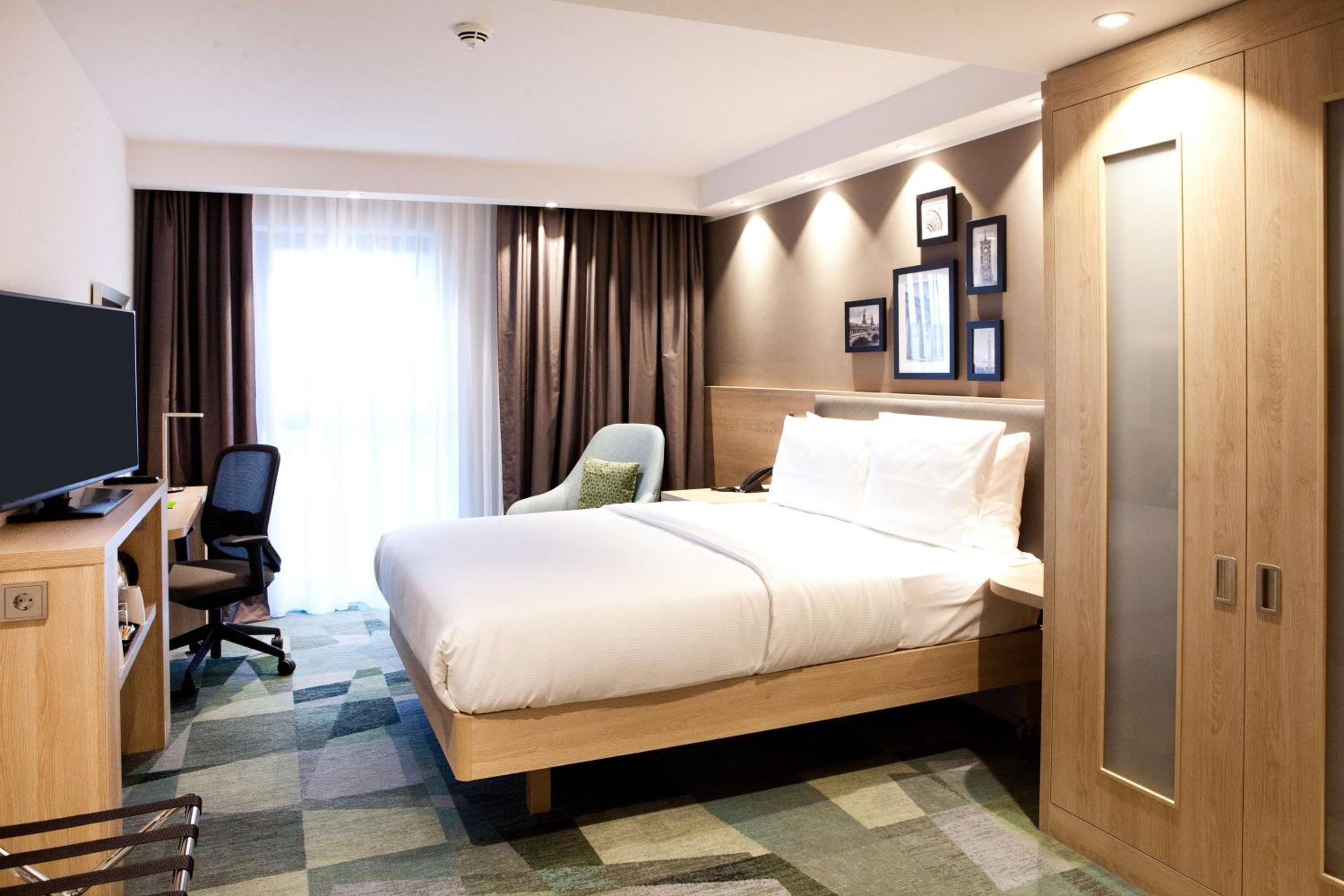 Queen Room - Accessible