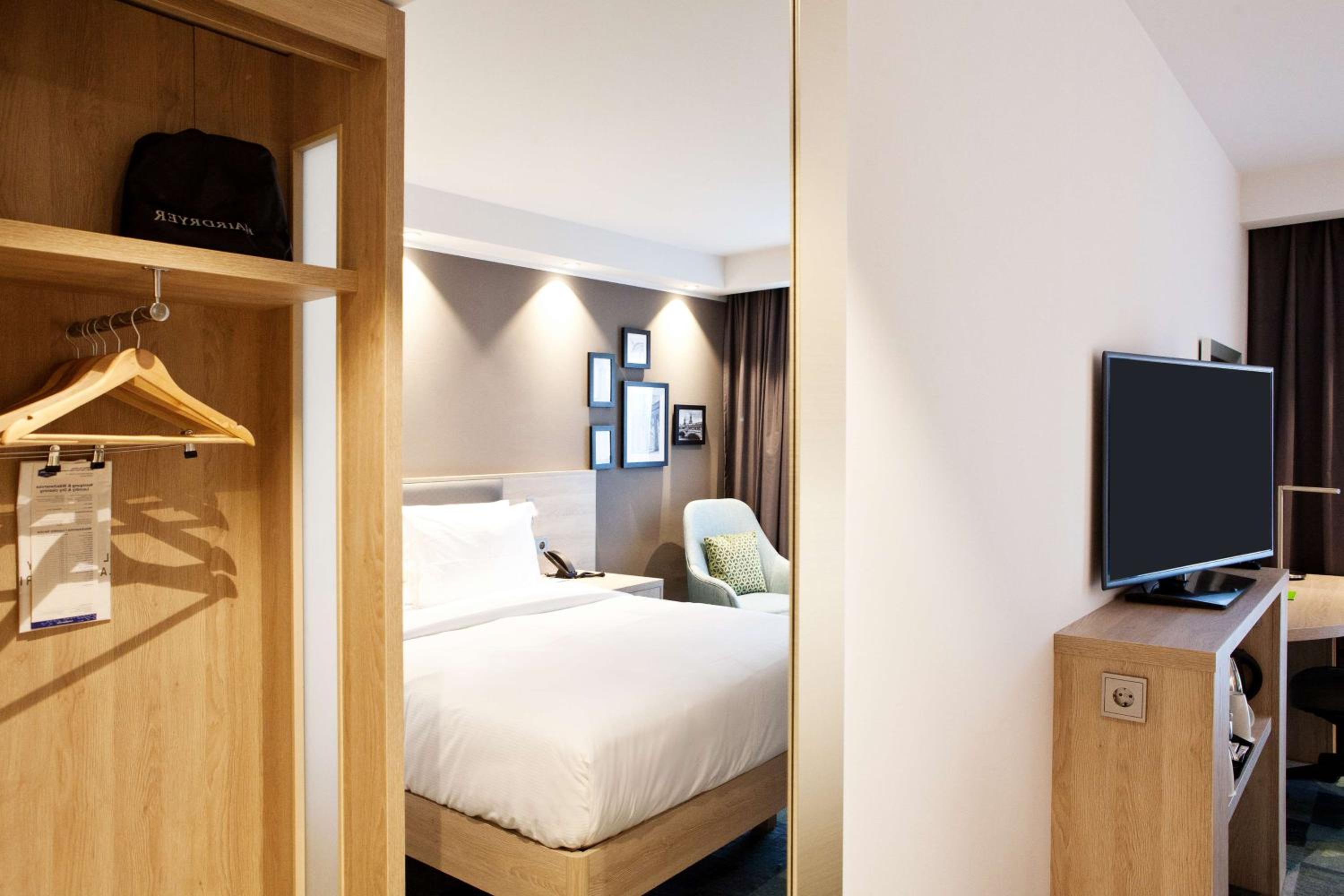 Queen Room with River View - Photo 2