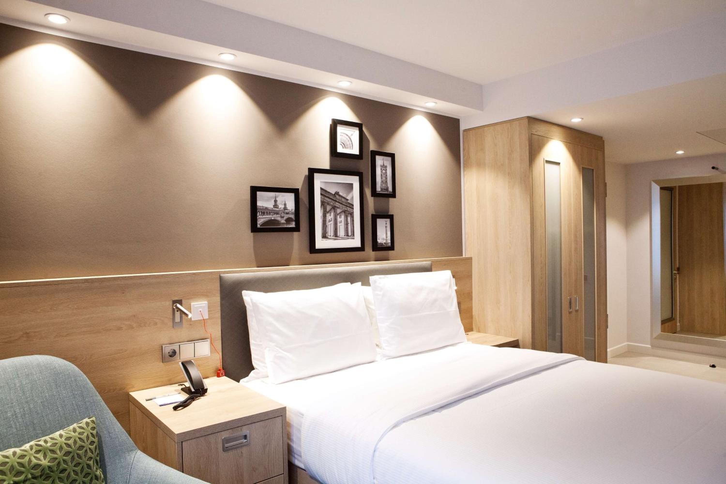Queen Room - Accessible