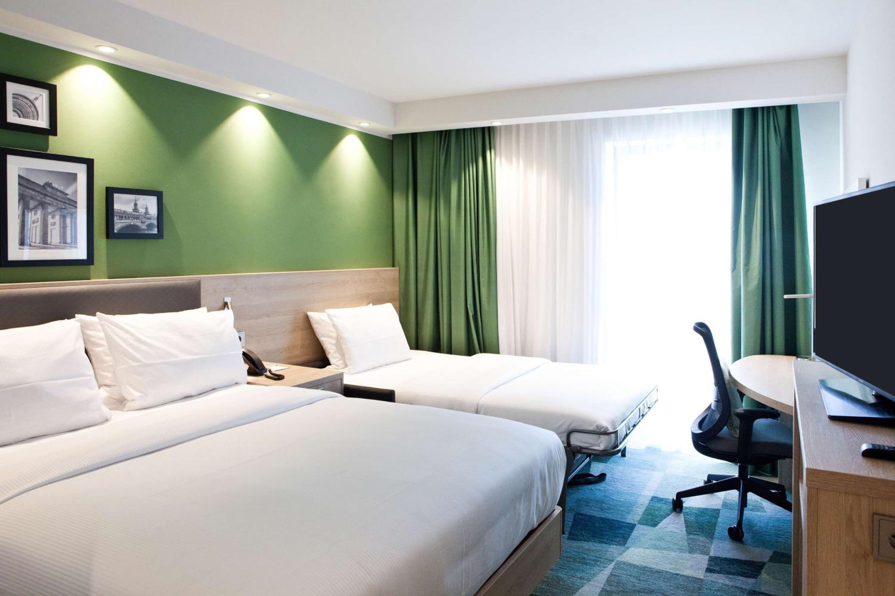 Queen Room with Sofa Bed - Non-Smoking