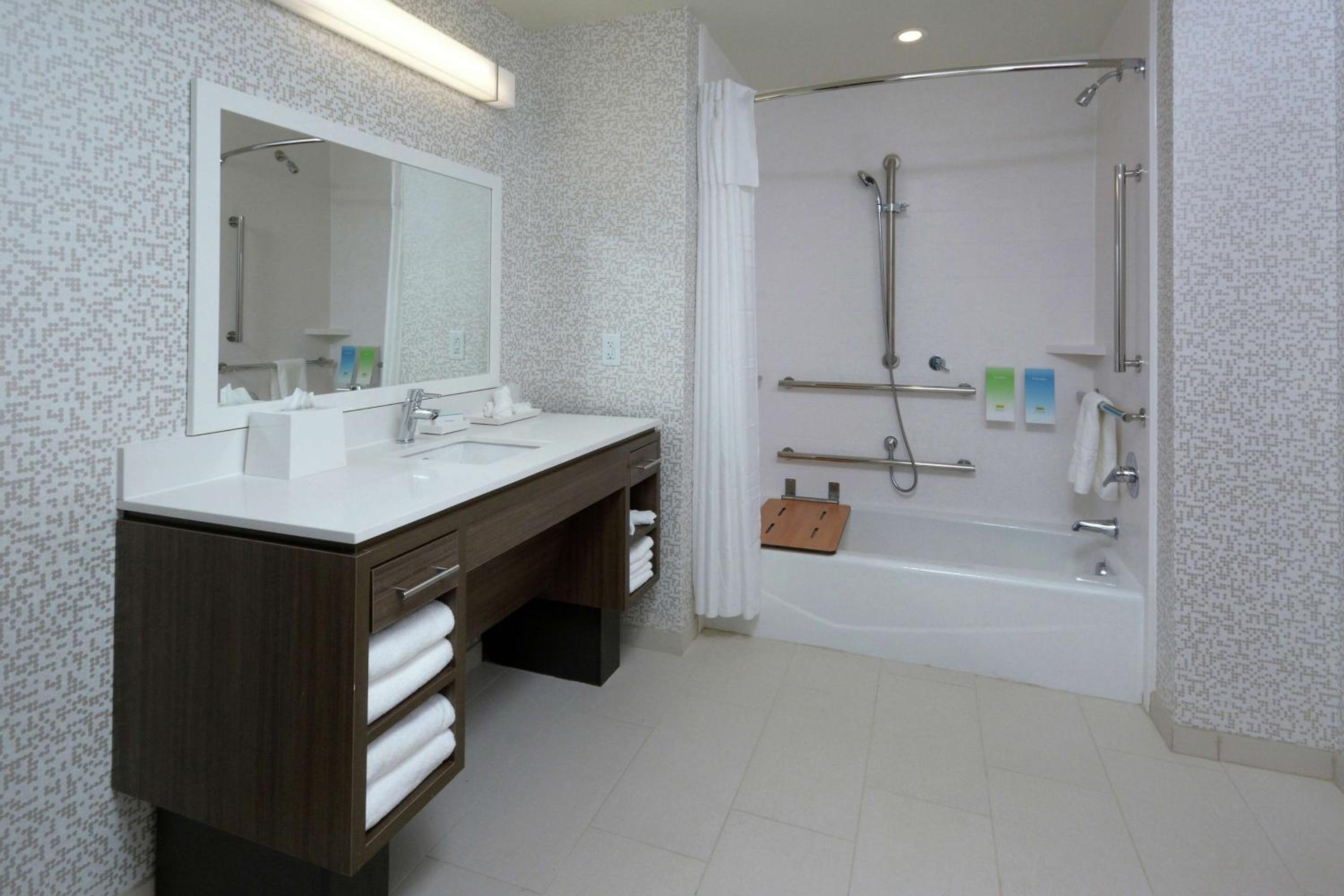 King Suite - Mobility Access/Non-Smoking - Photo 4