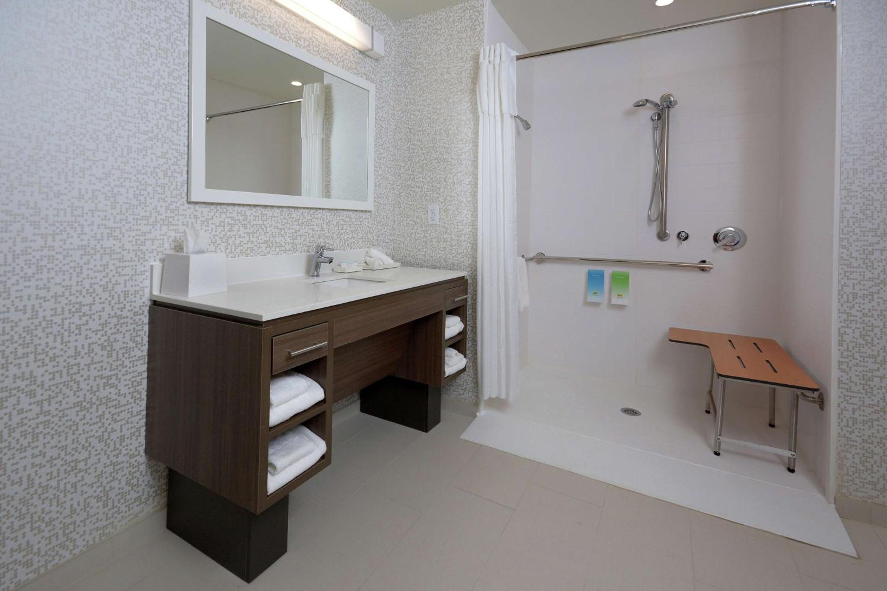 King Suite with Roll-In Shower - Non Smoking - Photo 2