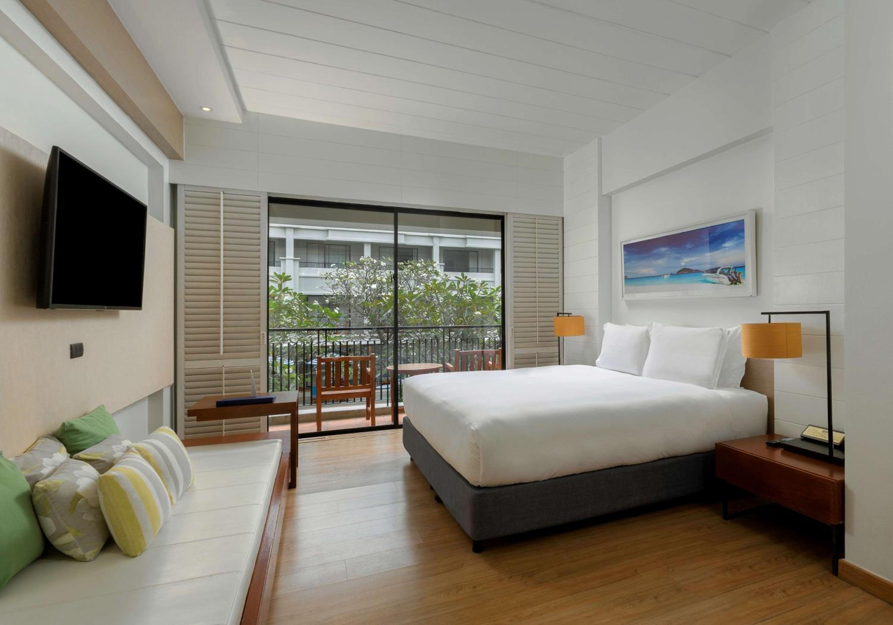 Deluxe King Room with Balcony - Photo 3