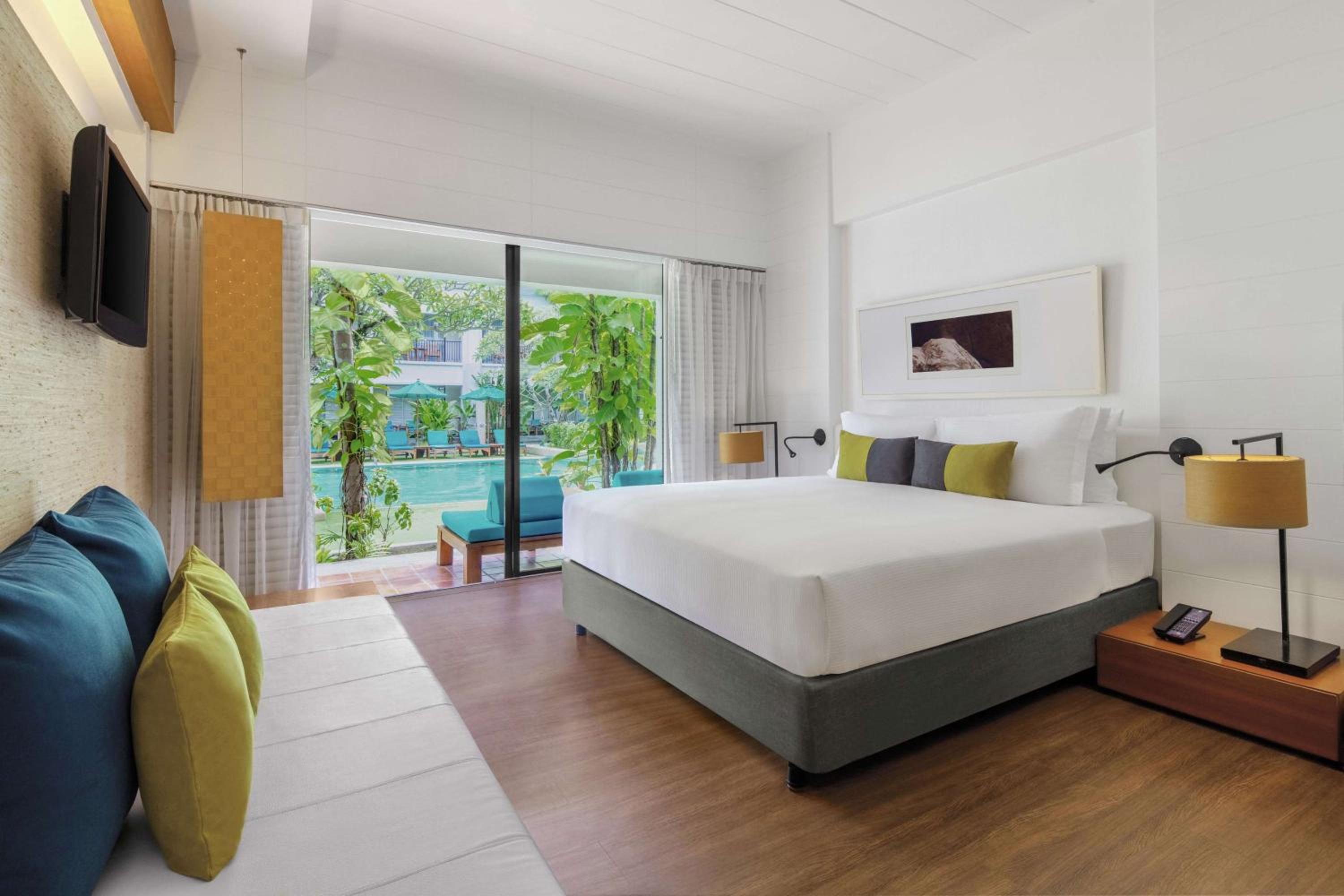 Deluxe King Room - Pool Side - Photo 1