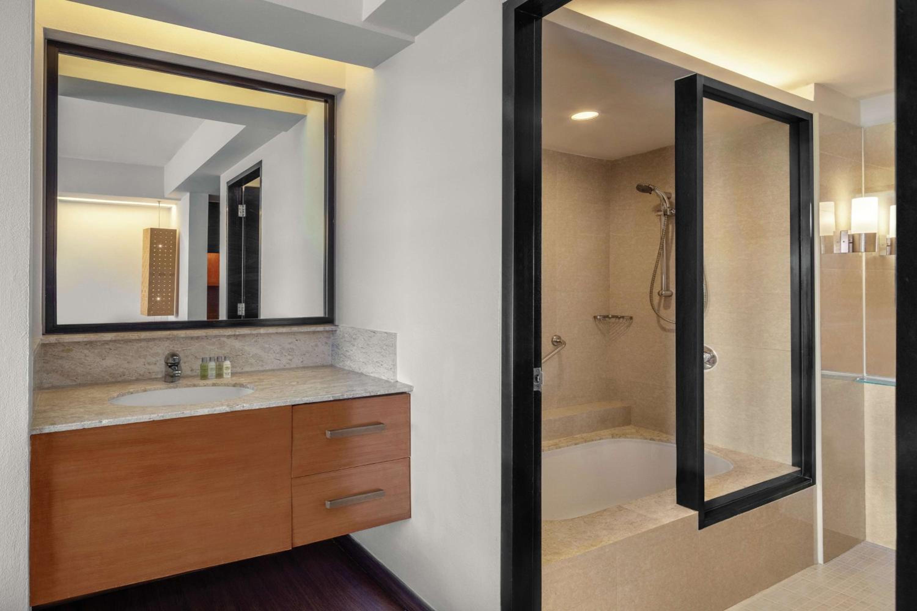 Deluxe King Room with Balcony - Photo 4