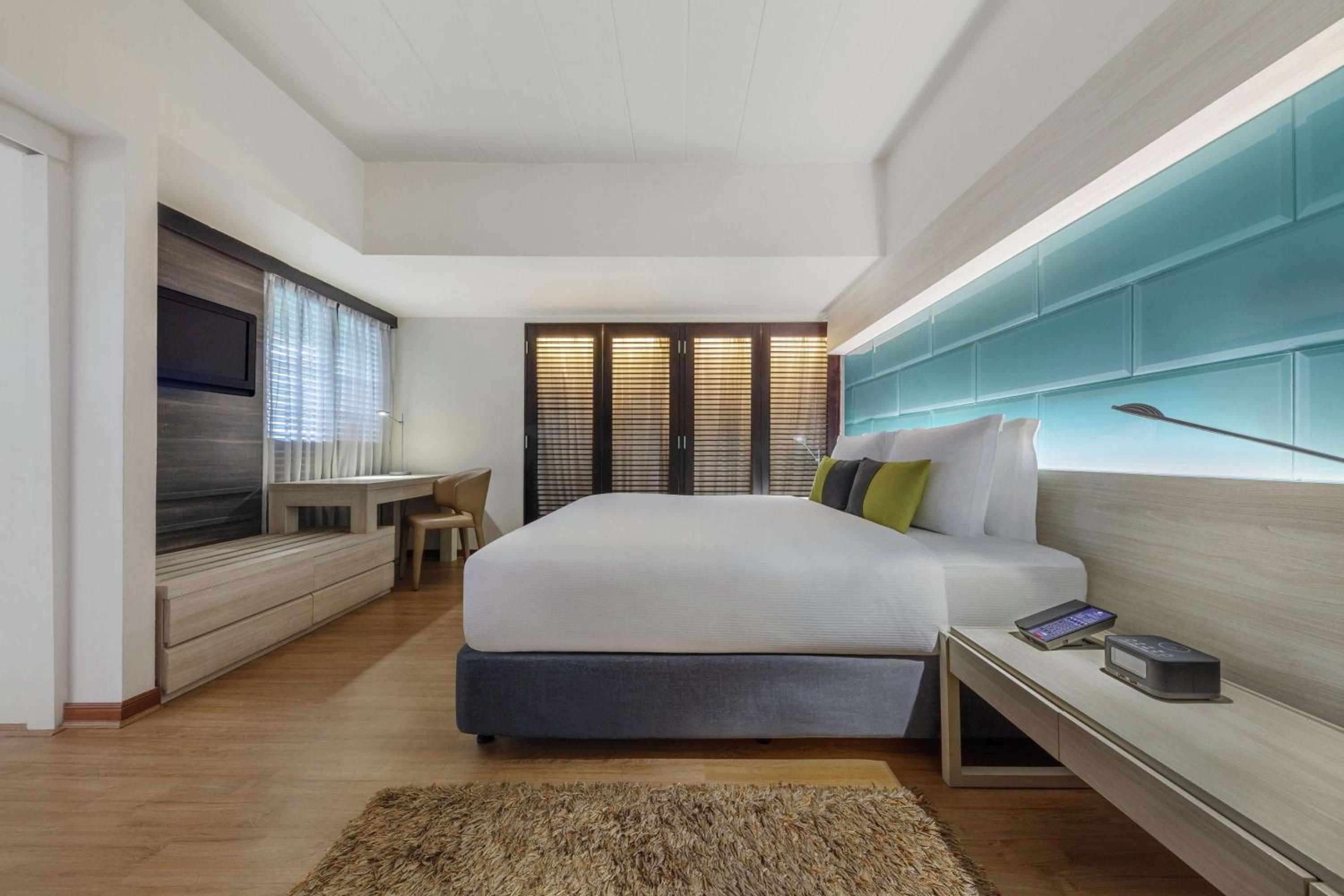 Deluxe King Suite with Balcony - Photo 4