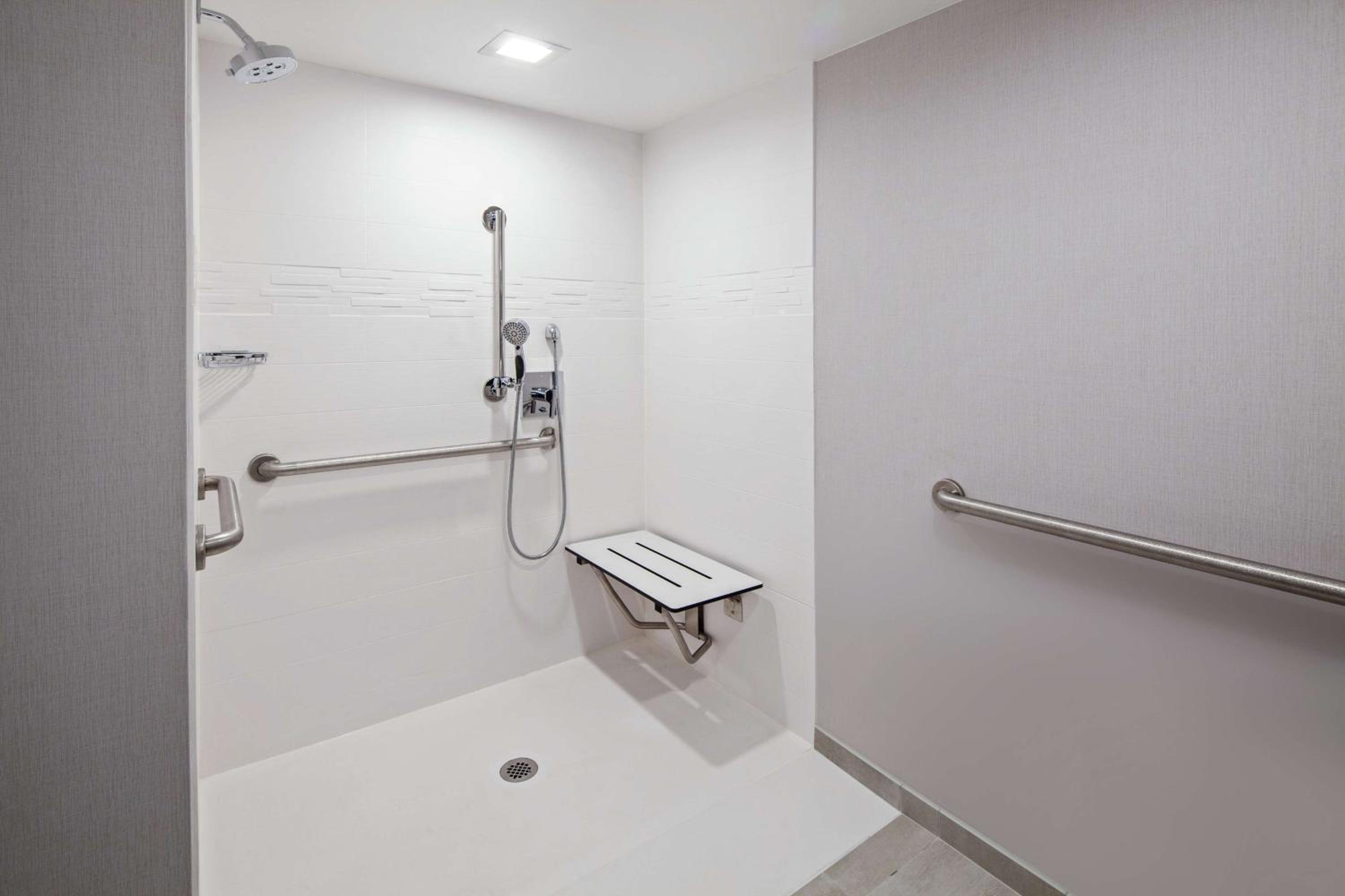 King Suite with Transfer Shower - Disability Access/Non-Smoking