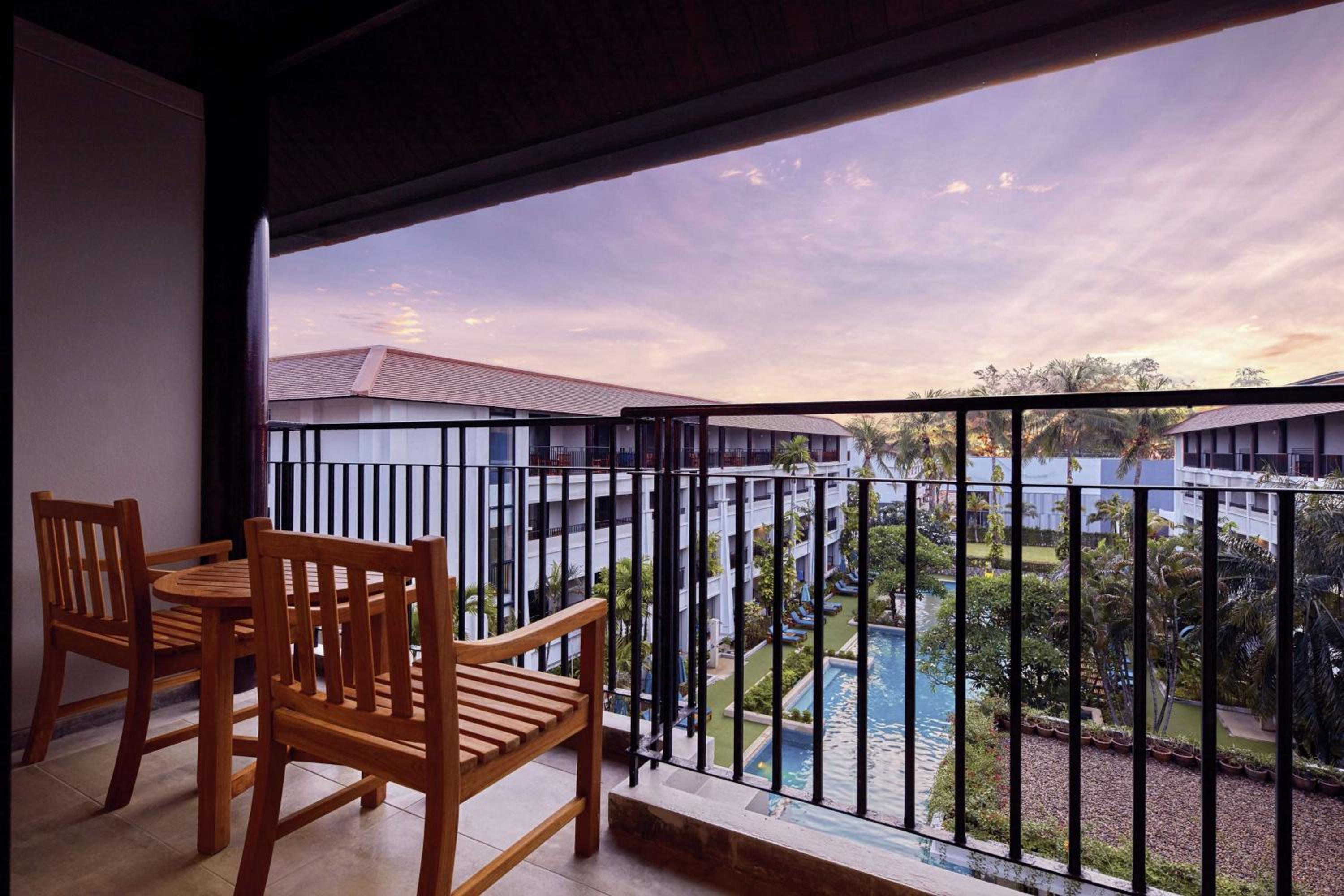 Premium King Room with Balcony - Photo 5