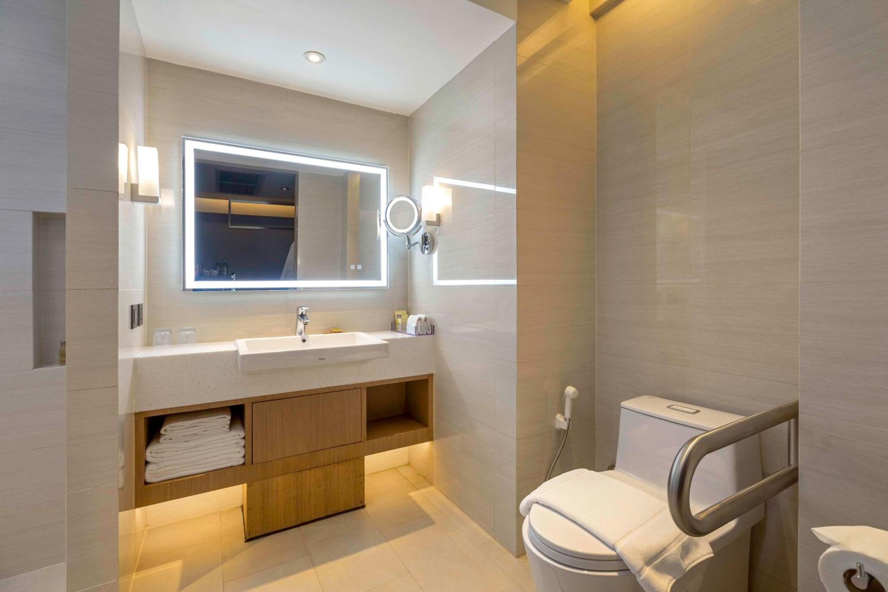 King Room - Mobility Accessible  - Photo 2