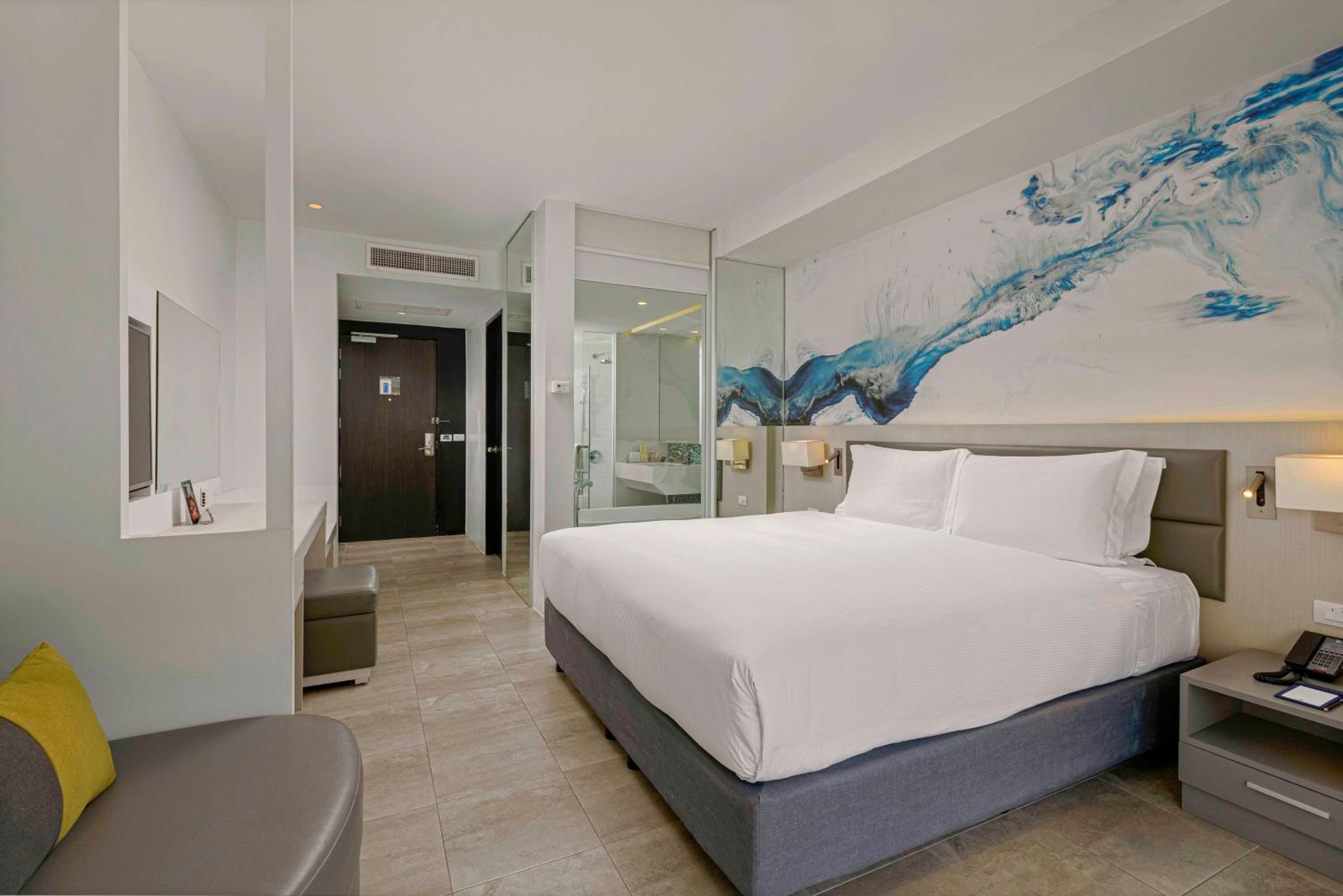 Deluxe Plus King Room With Pool Side - Photo 4