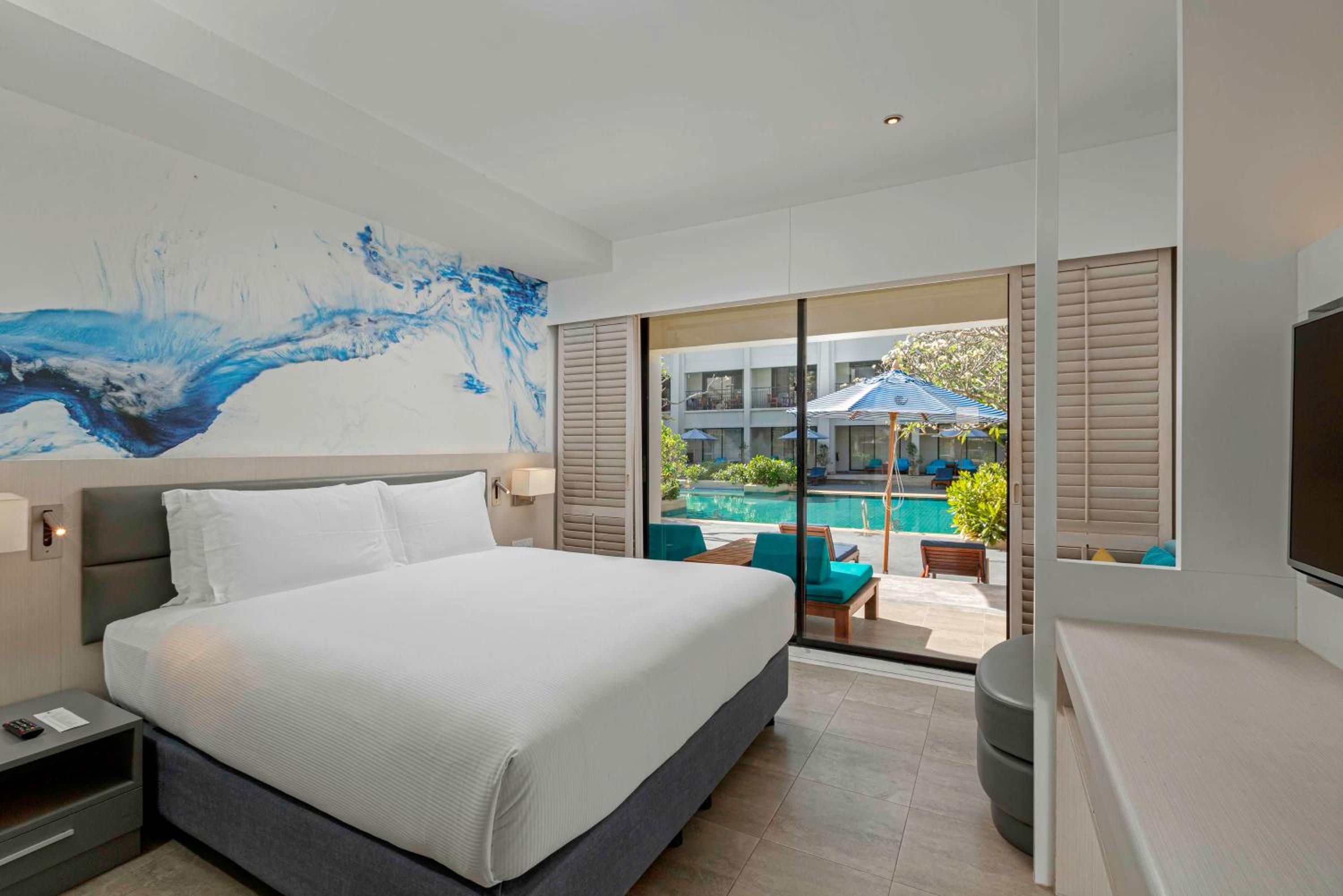 Deluxe Plus King Room With Pool Side - Photo 1