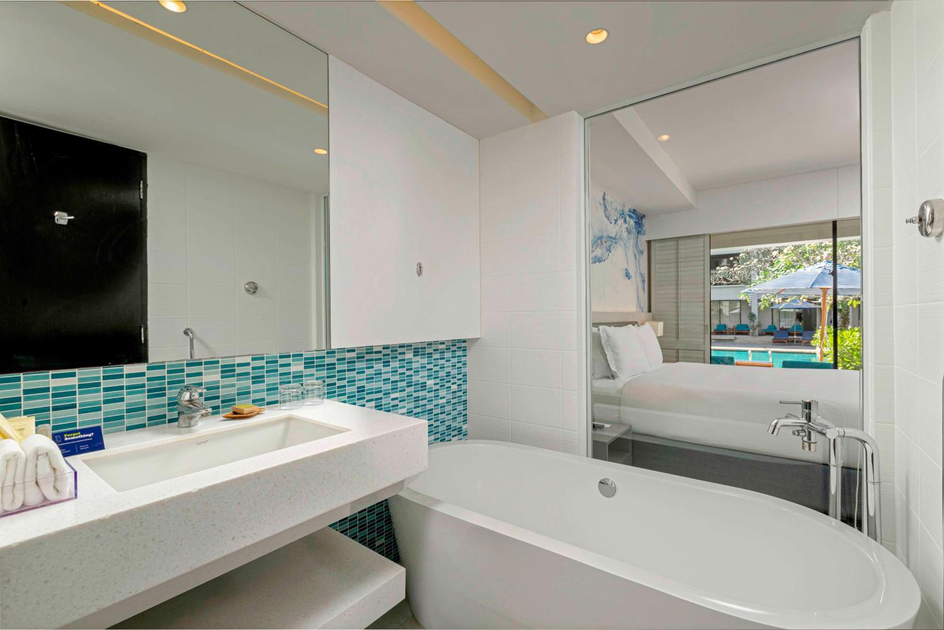 Deluxe Plus King Room With Pool Side - Photo 2