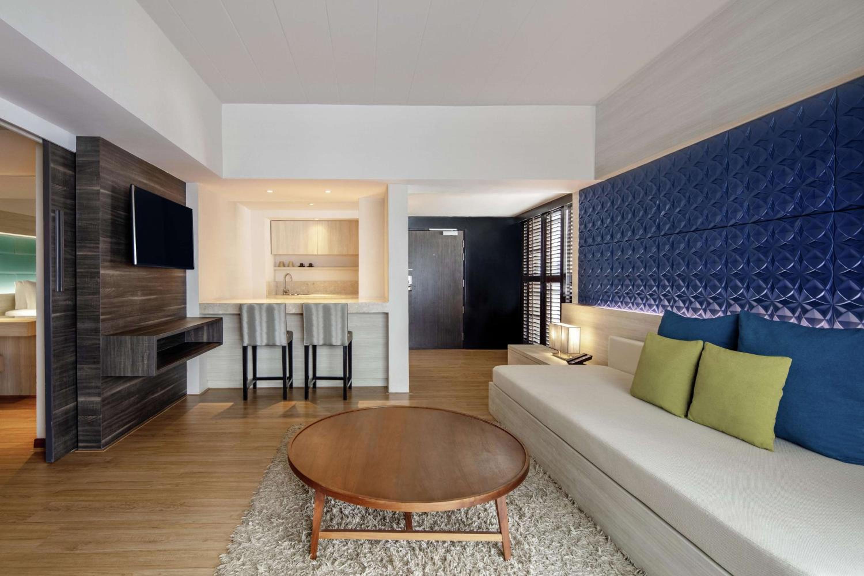 Deluxe King Suite with Balcony - Photo 3