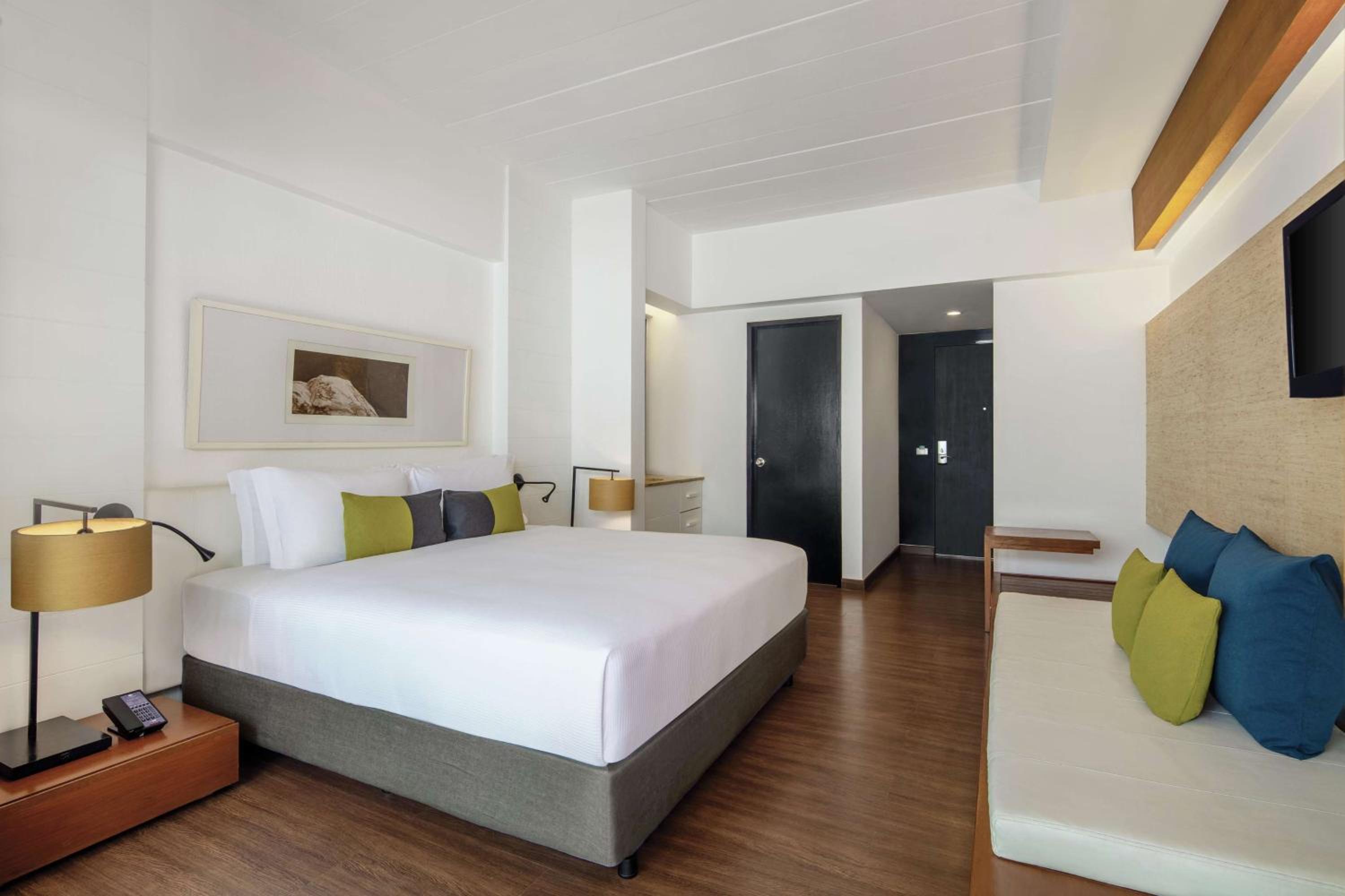 Deluxe King Room - Pool Side - Photo 3