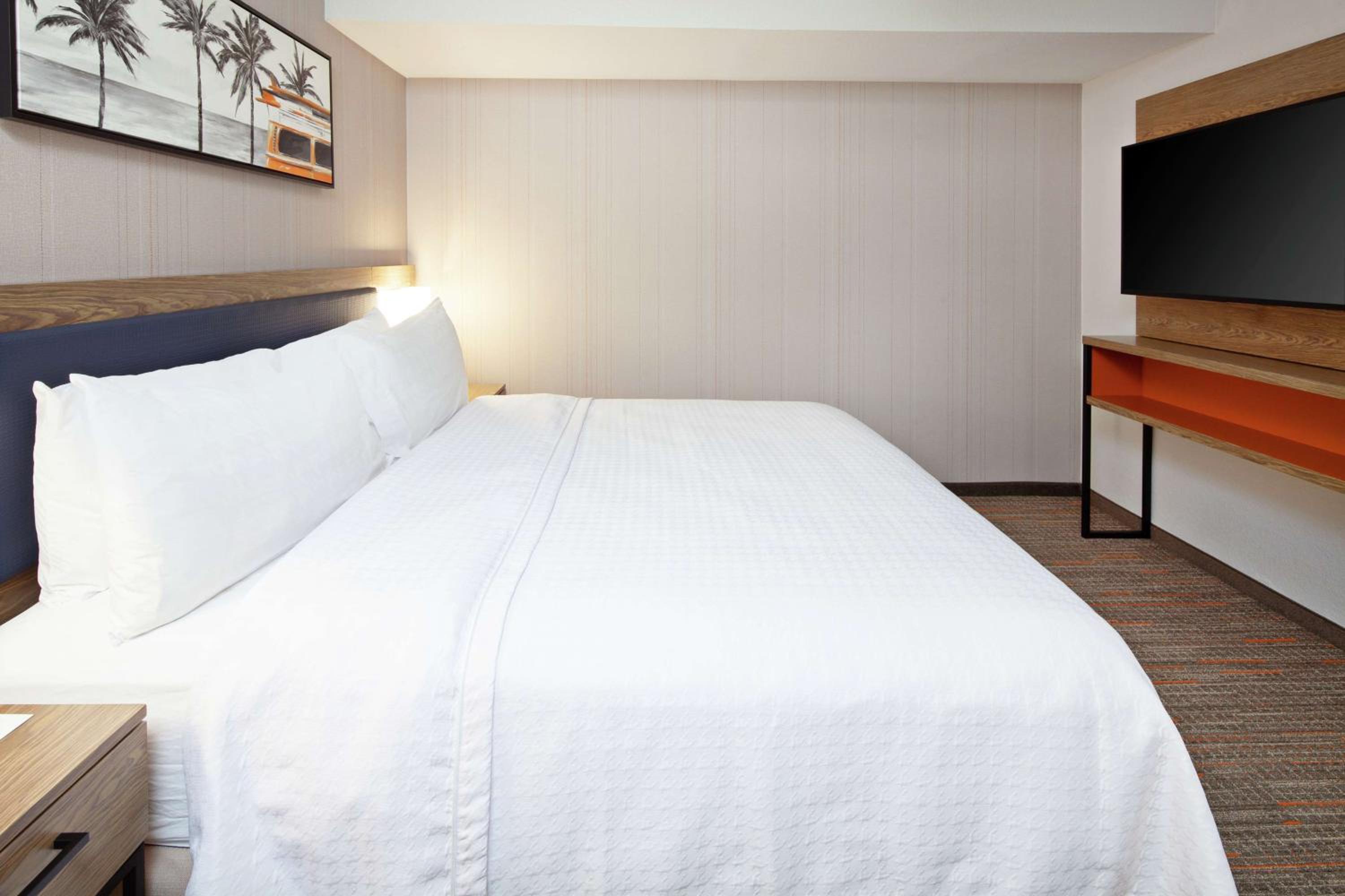 One-Bedroom King Suite - Non-Smoking