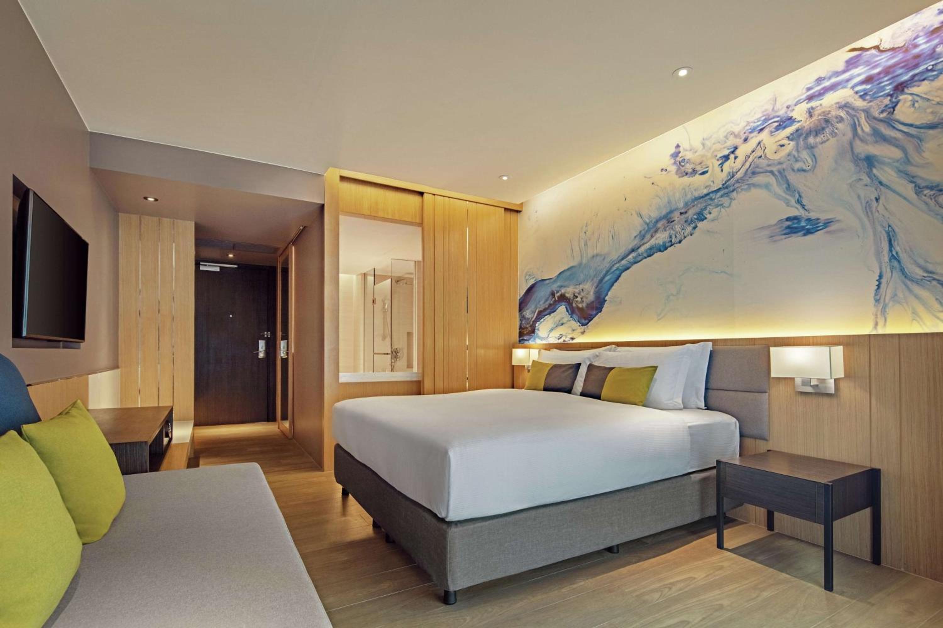 Premium King Room with Balcony - Photo 4
