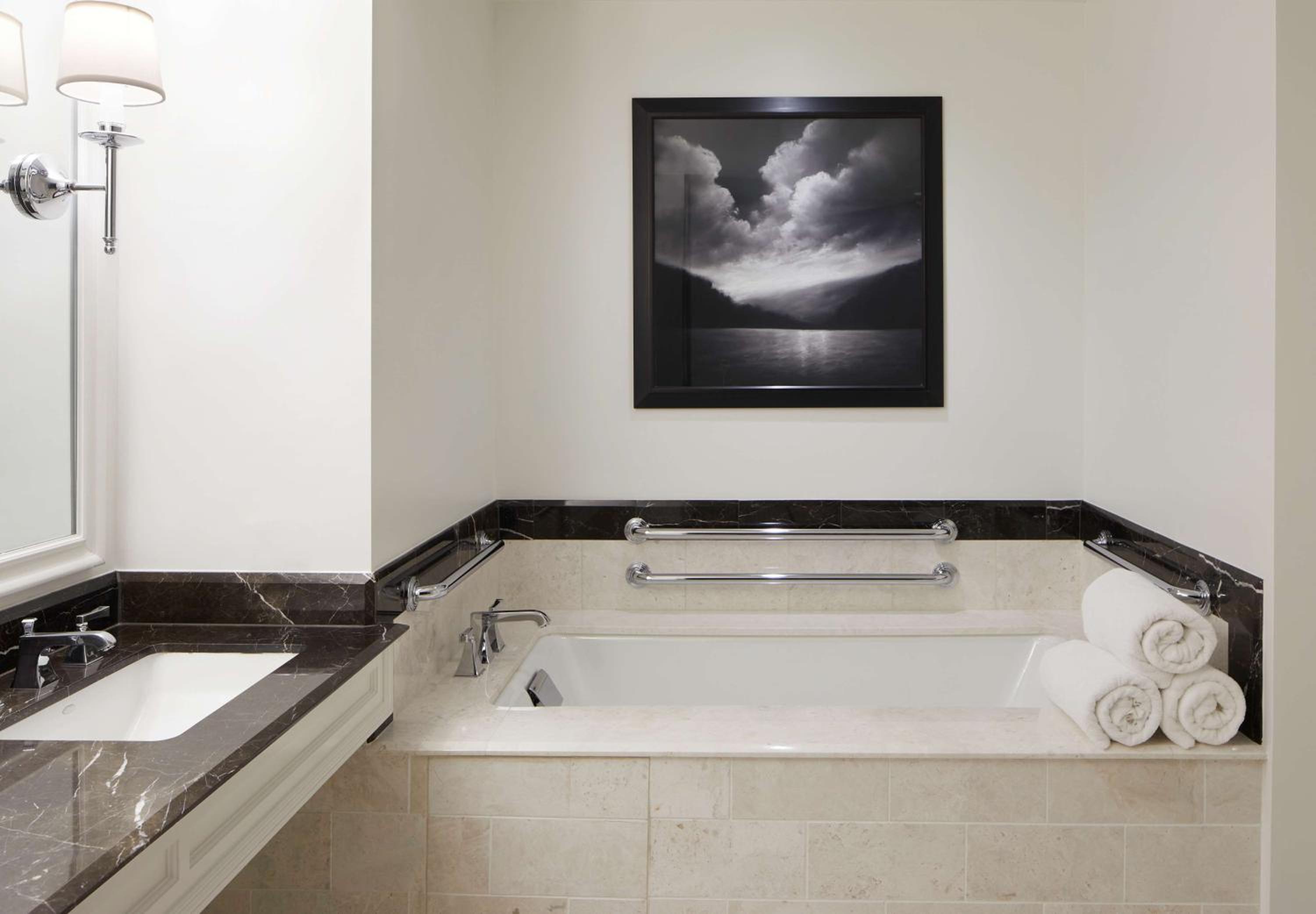 Superior Corner King Room with Roll-in Shower - Mobility/Hearing Access - Photo 3