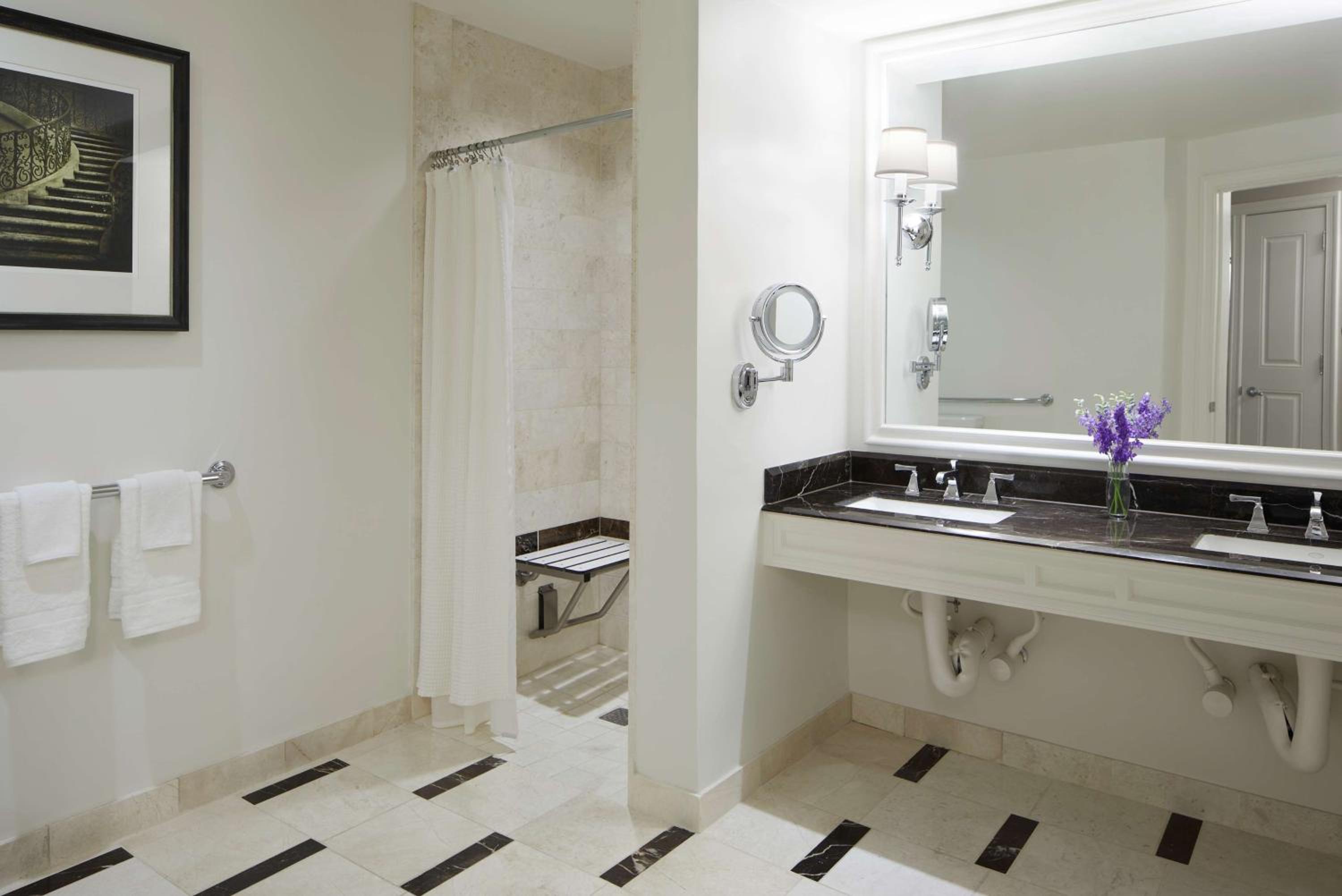 Superior Corner King Room with Roll-in Shower - Mobility/Hearing Access - Photo 2