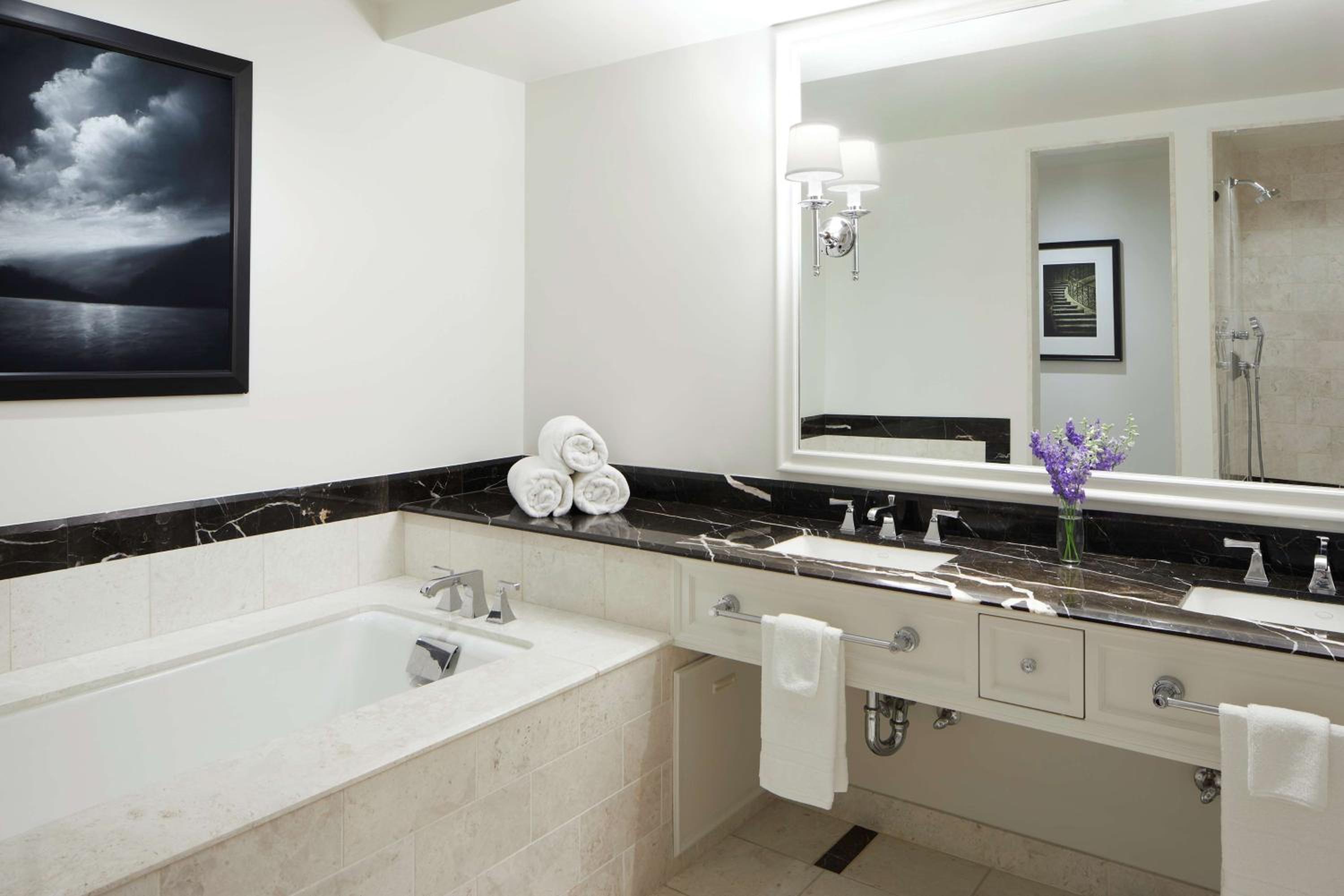 Deluxe King Room - Photo 4