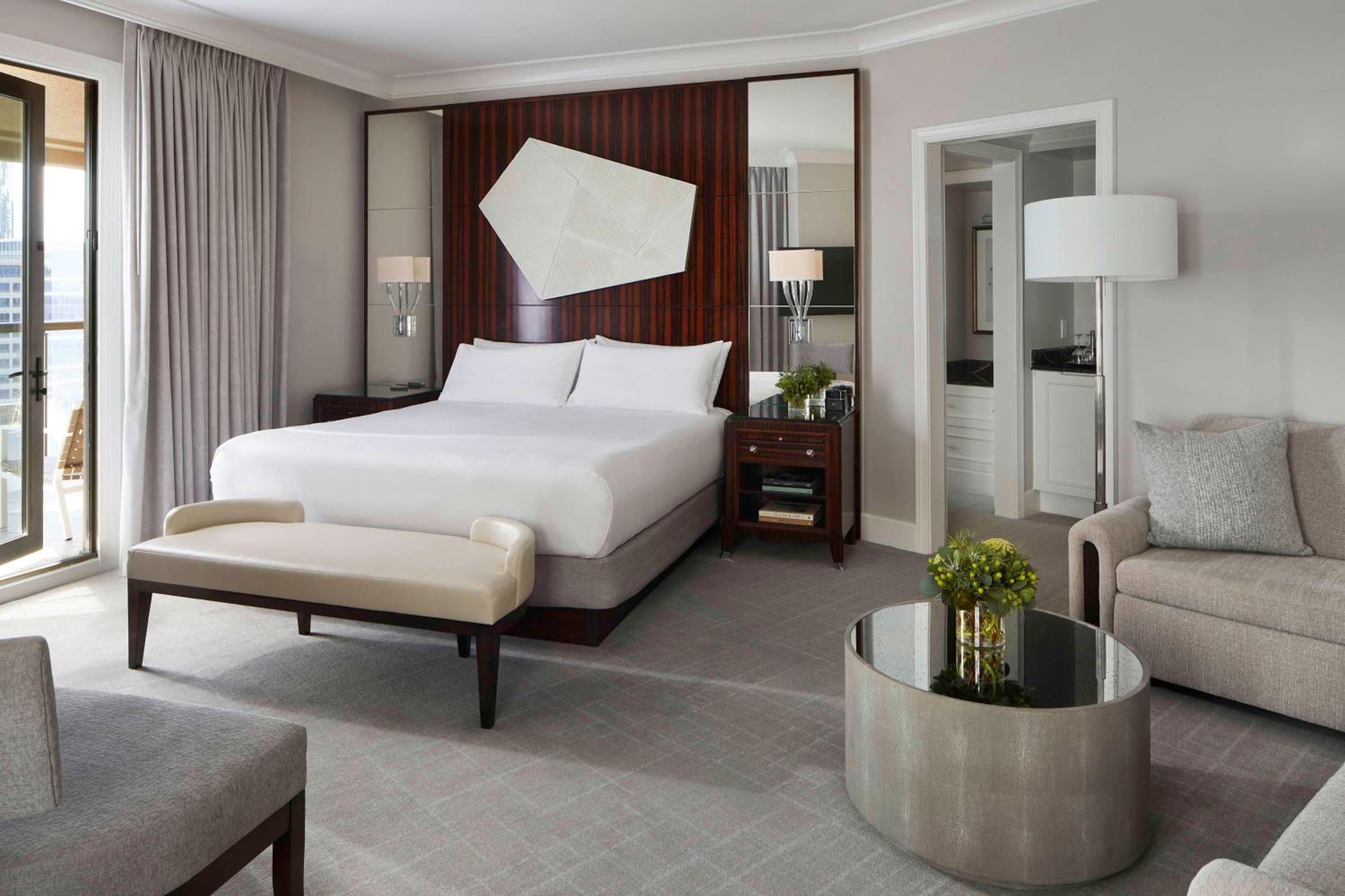 Junior King Suite with Balcony - Photo 5