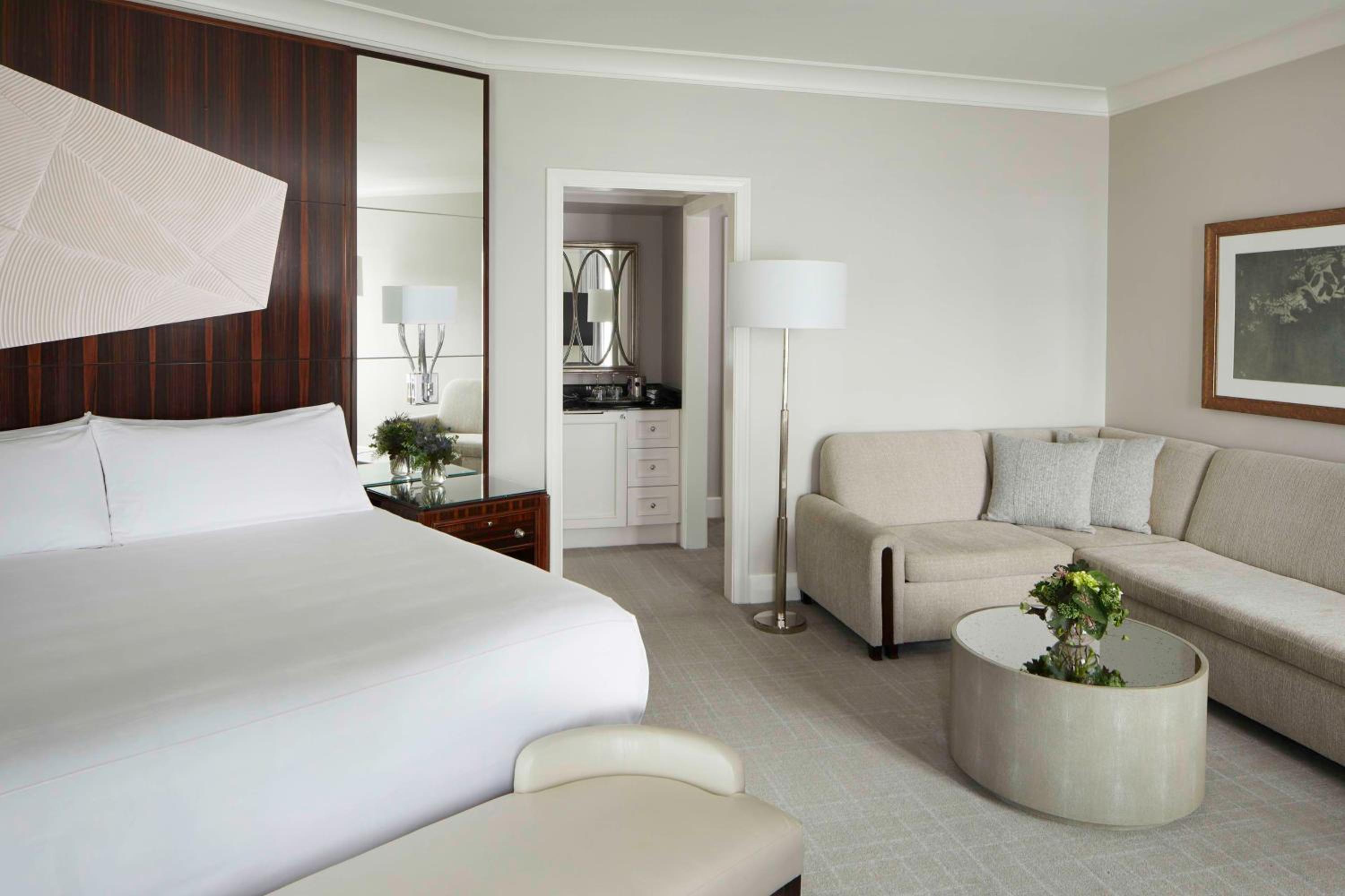 Junior King Suite with Balcony - Photo 6