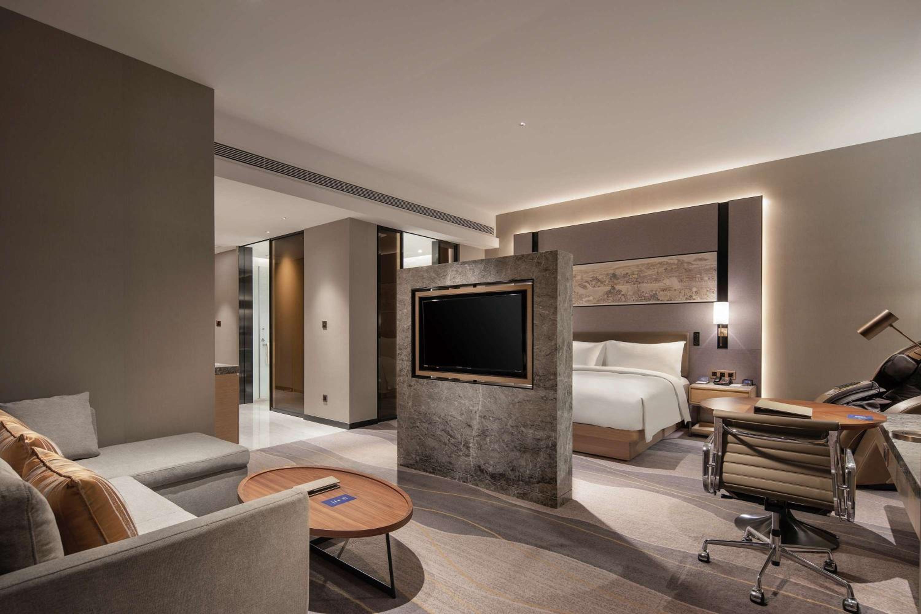 Deluxe King Suite