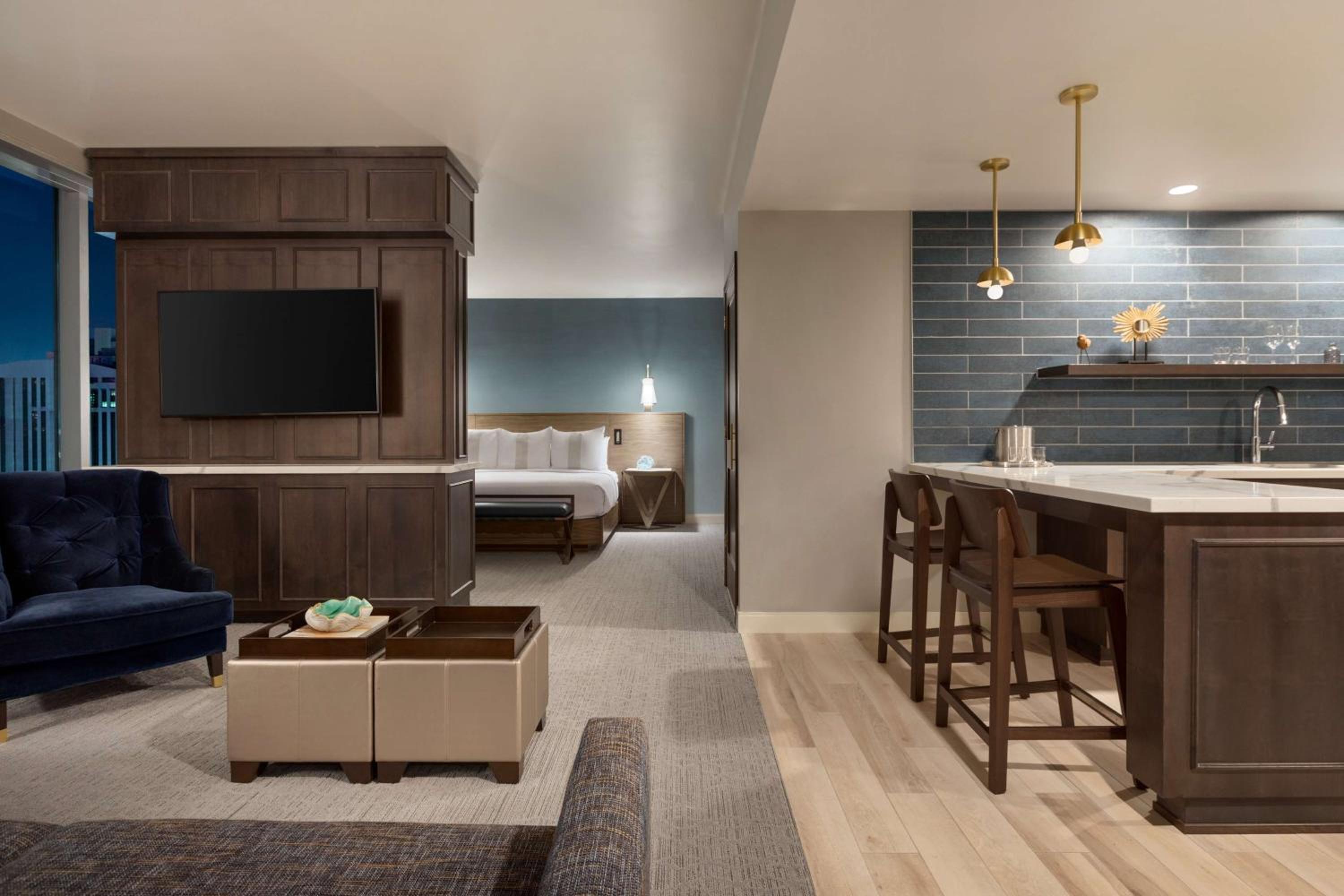 Junior King Suite with City View