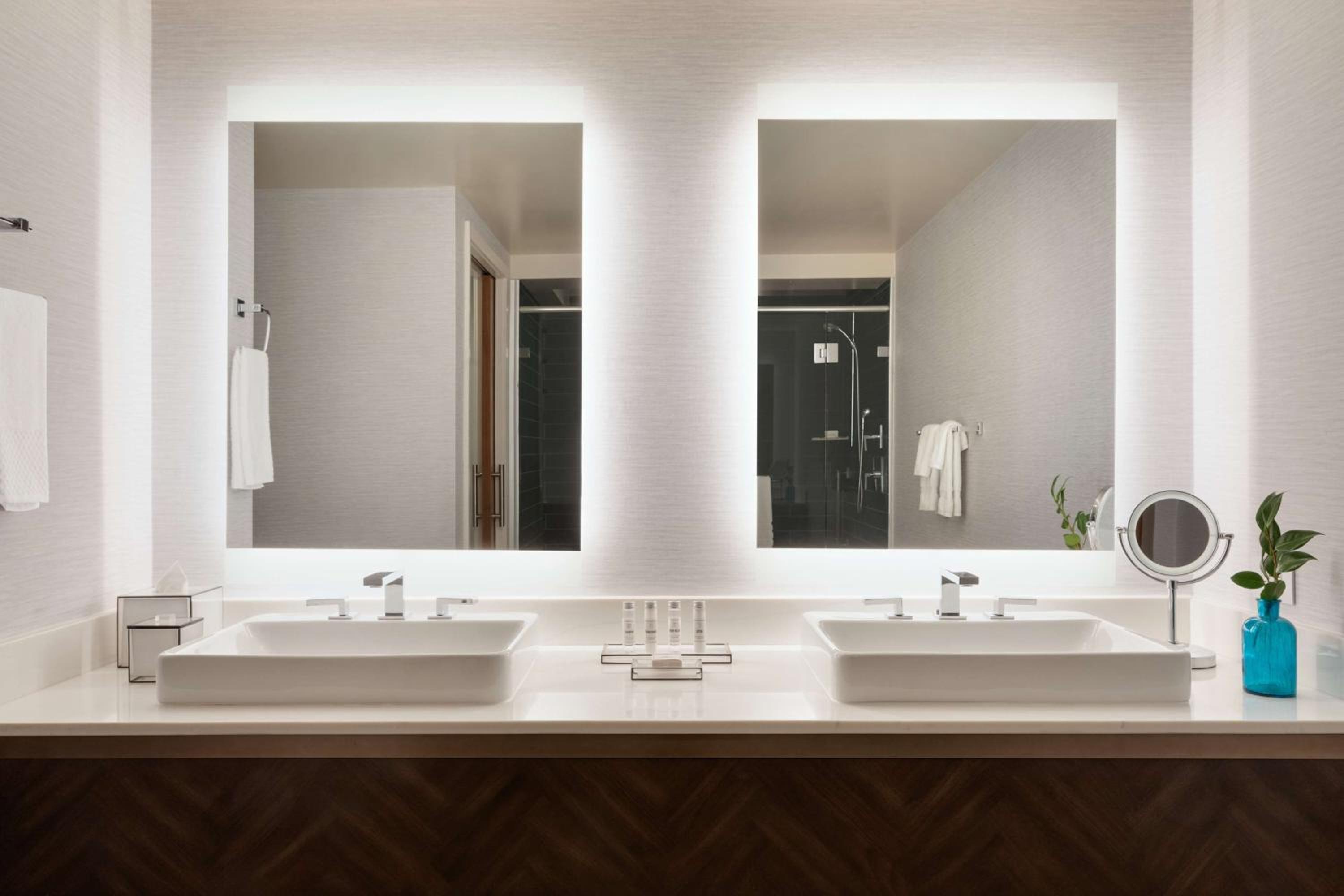 Junior King Suite with City View
